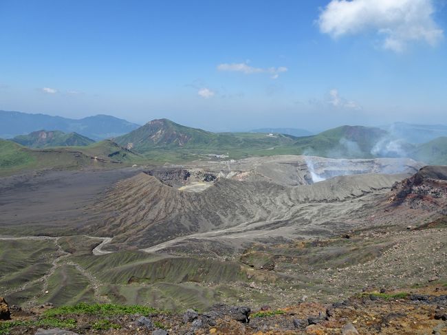 土曜日は西日本の天気が良さそう&4月下旬に入山規制解除された阿蘇山が再規制されないうちに登っておきたいということで、直前に計画して熊本県の阿蘇山に登ってきました。火山活動の状況によっては登山禁止になる可能性もある点が心配でしたが、幸い当日は規制されておらず、火口を見学することもできました。<br /><br />熊本県は今春に祖母山と高千穂峡に行った際に通過はしましたが実質初めて。2016年4月の熊本地震で被災し復旧工事中の熊本城にも立ち寄ってみました。<br /><br /><行程><br />→益城インター口7:10(高速バス)<br />益城インター口7:28→阿蘇駅8:53(産交バス・やまびこ号)<br />阿蘇駅9:20→阿蘇山西駅9:55(産交バス・阿蘇火口線)<br />阿蘇山西駅9:53-10:08中岳火口10:16-11:02中岳11:04-11:18高岳11:19-11:35高岳東峰11:39-12:01中岳12:05-12:56阿蘇山西駅12:58-13:25草千里(徒歩)<br />草千里15:55→阿蘇駅16:20(産交バス・阿蘇火口線)<br />阿蘇駅16:30→通町筋18:19(産交バス・やまびこ号)<br />辛島町19:59→熊本駅前20:11(熊本市電A系統)<br />熊本20:35→博多21:07(九州新幹線)<br />博多バスターミナル22:25→(高速バス)<br /><br /><日本百名山登山記録><br />https://4travel.jp/travelogue/11346539
