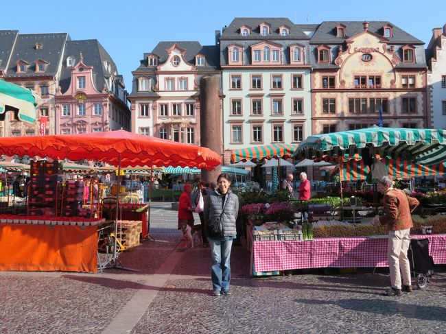 2018年5月4日（金）Mainz　マインツ　♪<br />火・金・土はMainz　マインツの　Marktplatz　マルクト広場で朝市が開催されています。1年ぶりの朝一ですぅ☆テンションマックス♪表紙のフォトはMarktplatz　マルクト広場にて♪<br />この時期、シュパｰゲル　Spagel 　白アスパラガスがずらりと並びます。<br /><br />今回、久々にオレンジジュースを飲ませて頂きました。<br />その場でぐるぐるとオレンジを圧搾するのですが、面白がっていたら、叔父さんに『はい！はい！ここ！ここ！ここ！行くよぉ☆』っとカップにジュースが入るところをやらせて頂きました♪<br />とても面白く、とてもともてフレッシュで美味しいのですぅ☆<br />