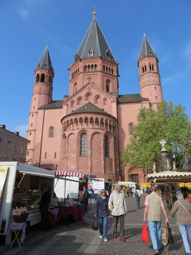 2018年5月4日（金）Mainz　マインツ　♪<br />火・金・土はMainz　マインツの　Marktplatz　マルクト広場で朝市が開催されています。表紙のフォトはDom Mainz　マインツ大聖堂です♪<br />時間が経つにつれてたくさんの人が朝市に足を運びます♪<br />晴れた日の朝市は最高に良いです。<br />時間が許す限り朝市を楽しませて頂きます☆<br /><br />今回初めて、朝市で珈琲を頂きましたが、やはりドイツの珈琲は美味しいですねぇ☆特に外で飲む珈琲が格別でした!(^^)!<br />