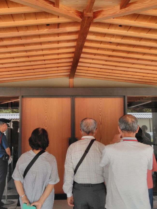 アジサイでも見に行こうかとふらりと出かけ、御苑の中をふらりと散歩していたら<br />迎賓館の前にテントが張られ、人だかりがしていた。<br />予約なしでも身分証明書があれば見学ツアーに参加できると係員に誘われ、<br />予定外のことだし、見学料¥1500-も痛いな-と思いながら<br />気乗りしないまま中に入った<br /><br />国賓をお迎えする迎賓館はすごかった。<br />¥1500-は高くない。<br />見学して良かったと評価はすっかり変わりチャンスは掴まえなければならないと実感しています<br /><br />