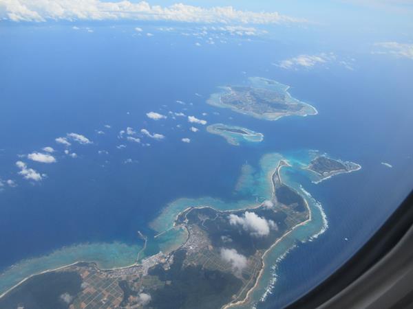 那覇空港へ向かう飛行機の窓の下には美しい青い海に浮かぶ奄美群島の島々が見えていました。<br />沖縄本島が見えてくると２日目に訪れる読谷村の残波岬やホテル日航アリビラが窓から見えてワクワクが高まります。<br />那覇空港に降りた途端真夏の熱気にさらされて、なんだか嬉しくなります。<br />ホテルのレストランで沖縄料理を食べて、スーパーでローカルフードを買って。<br />梅雨明け間近を感じさせる沖縄です。<br />
