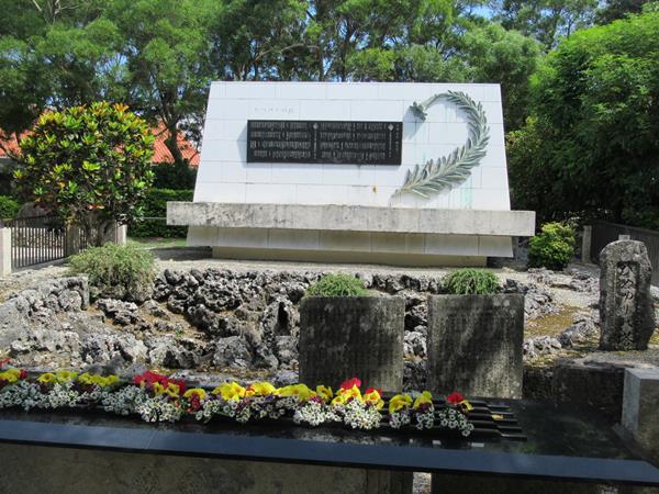 ６月２３日は沖縄慰霊の日です。７３年前のこの日沖縄戦における組織的な戦闘が終わったとされる日であることから、祈りの日となっています。<br />２日ほど早いですが、今日はひめゆりの塔や沖縄平和祈念公園などを訪れ祈りを捧げ、多くの方の尊い犠牲の元に今ある平和について思いを馳せます。<br /><br />最初に糸満市にあるひめゆりの塔へ向かいます。