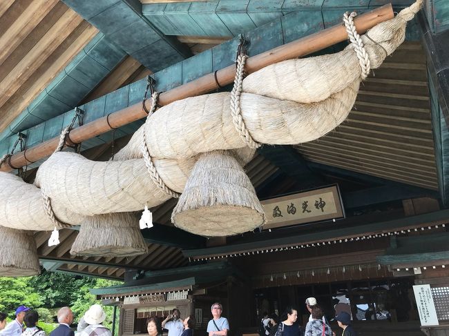 2日目は出雲の国の代表な建物。出雲大社ですね、日本史の中でも由緒ある神社で古き良き歴史の有ります建物。縁結び意外も願い事が叶うイメージな場所です。近くの海岸線に神が舞い降り其れから何千の方の行列が見られる様です。