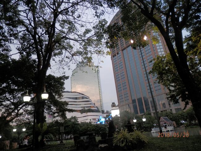 20日曜滞在中の両替率と名古屋戻り<br />写真は１８０５２０－１８２９．ベンチャシリ公園からデパートの眺め。街灯に明かりが灯る。夕方は寂しくなるのが生き物の習性かな。<br />宿泊はバンコク マリオット マーキス クイーンズ パーク<br />Bangkok Marriott Marquis Queen&#39;s Park<br />JL７３７便セントレア発１０３０－１４００BKK着１９番搭乗口。<br />JL７３８便セントレア０８００着<br />１１；朝；空港フードコートでホットサンド；昼；機内食の親子丼；夜；イムちゃん偶数グリンカレー<br />１２；朝；イムちゃん奇数おかゆ；昼；抜き；夜；ソイ２４屋台のおかず<br />１３；朝；昨日買ったもの；昼；抜き；夜；イムちゃん偶数丸ごと揚げ魚<br />１４；朝；；おやつ；中国ホテルスカイラウンジにてアップルパイ；昼；ファミリーカラオケにて小さなお好み焼き；夜；イムちゃん奇数ヤムウンセン<br />１５；朝；Ｋｖｉｌｌｅｇｅ　モーニングセット；昼；あさのソイ２４の屋台のさつま揚げ；夜；フジスーパーのおかず乗せご飯<br />１６；朝；；おやつ；伊勢丹マンゴーかき氷；昼；フジスーパー購入のカップヌードル；夜；ソイ２２居酒屋乾杯<br />１７；朝；SUBWAY内のタコス；昼；カラオケ春らんまんにてカルボナーラ；おやつ；スイカ；夜；フジスーパーのおかず乗せご飯<br />１８；朝；きのうのフジスーパーのおかず乗せご飯；昼；イムちゃん偶数ヤムウンセン；夜；エンポリデパート生春巻き<br />１９；朝；SUBWAY店内のタコス；昼；；夜；イムちゃん偶数ヤムウンセン<br />２０；朝；前にフジスーパーで購入した最後の1個のカップヌードル；昼；カラオケマイポーチ；夜；搭乗口に向かう途中のレストランにて麺類<br />０５１２ソイ３９ワットポー９０分角質取り＋タイマッサージ<br />０５１７ソイ３３プンニー足マッサージ６０分<br />０５２０ソイ３９ワットポー９０分角質取り＋足マッサージ<br />