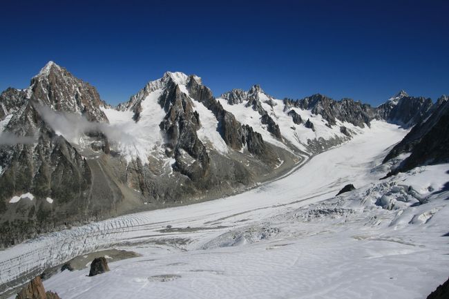 シャモニー谷北エリアにあるグラン・モンテ針峰(3295m)山頂にある展望台から、モンブランをはじめとするローヌアルプスの峰々を楽しみます。山頂直下までロープウェイで上がれるので歩くのが嫌な方にはお薦めの絶景スポットです。