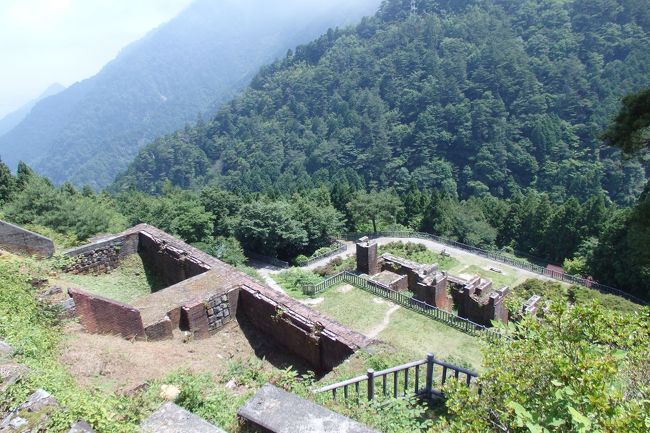 松山旅行二日目。<br />レンタカーでの観光ということで、以前から興味のあった別子銅山へと行ってきました。<br />まずは東洋のマチュピチュで売り込んでいる、東平(とうなる)地区へ行ってきました。<br /><br />2018/08/10投稿