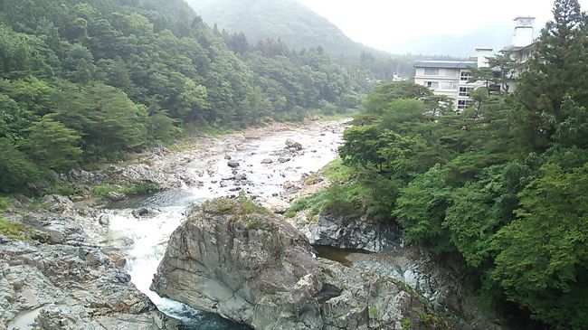 　ご覧戴きましてありがとうございます。<br />　2018年６月16日から2018年６月19日の４日間、東武鉄道で発売されている「ゆったり会津東武フリーパス」という割引切符を利用して栃木県の鬼怒川温泉付近ならびに福島県の会津地方を旅してきました。<br />　９部構成での公開を予定しており、パート１からパート３までは以下のとおり紹介しました。<br /><br />◎パート１→「ゆったり会津東武フリーパス」についての紹介、１日目の行程のうち行きに利用したスペーシアと称する特急車両について、日光を散策した時の様子の一部等について<br /><br />◎パート２→日光散策をした時の様子のうち二荒山神社を散策した時の様子等<br /><br />◎パート３→特急リバティ会津について、鬼怒川温泉より少し先に位置する龍王峡というところを散策した時の様子等<br /><br />　今回のパート４では龍王峡を後にし、鬼怒川公園駅を起点に鬼怒川温泉エリアのうち北側のエリアを散策した時の様子をご覧戴きます。<br />