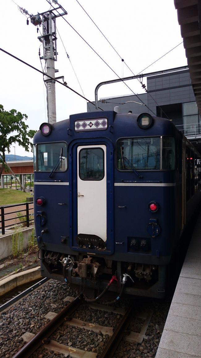 2018年6月23日～24日新潟県の南魚沼郡湯沢町の越後湯沢温泉に行きました。<br />先ずは朝北陸新幹線で上越妙高駅まで向かい､JR東日本の「のってたのしい列車」のラインナップの1つ､『越乃Shu＊kura』の「ゆざわShu＊kura」で上越妙高駅から越後湯沢駅まで の約3時間の列車旅を楽しみました。<br />その後は越後湯沢温泉の「松泉閣花月」さんでゆっくり骨休めし､翌日越後湯沢のCoCoLoで買い物とCafeに行って良い休日を過ごしました。<br /><br />「越乃(ゆざわ)Shu＊kura」は新潟ならではの日本酒などを呑み､地のつまみなど食しながらお酒に関するイベントが盛り込まれた､酒好きには楽しいイベント列車です。<br />「越乃Shu＊kura」のネーミングは､越乃が越後､Shuが酒､kuraが蔵､＊まで米・花・雪を表し､新潟の酒蔵と豊かな自然をイメージして命名されたようです。<br />「越乃Shu＊kura」の往路は全て上越妙高からで､十日町までを行く「越乃Shu＊kura」､新潟までを行く「柳都Shu＊kura」､そして今回乗車した越後湯沢までを行く「ゆざわShu＊kura」の3種類あり､それぞれ復路もあり主に週末運行します。<br />また車両編成は3両で､1号車がびゅう旅行専用商品<br />車両になっていて4人用のらくらくボックスシート､2人用の展望ペアシートと私たちが予約したやはり2人用のくつろぎペアシートがあります。<br />また1号車にはShu＊kura専用の食事と飲み物が提供されます。<br />2号車はイベントスペースと蔵守(Kuramori)と呼ばれるサービスカウンター所謂売店があり､3号車はリクライニングシートの指定席他8人掛けのソファーのフリースペースがあります。<br />私にとっては待ちに待った今回の旅行です。<br />数日前から楽しみでたまりませんでした「ゆざわShu＊kura」&amp;越後湯沢温泉は連れのぶーさんと37回目の旅行でした。<br />今回訪れたお宿：「松泉閣花月」<br />今回訪れた場所：上越妙高(ゆざわShu＊kura)､CoCoLo湯沢<br /><br />