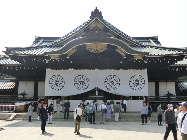 「靖國神社」は「明治２年（１８６９年）」に創建された 「日本の軍人、軍属等を主な祭神（２４６万６千余柱）」として祀る「勅祭社の旧別格官幣社」です。<br /><br />写真は「拝殿」です。<br /><br />「サンフランシスコ講和条約の第１１条にある裁判・判決によって死亡した者（極東国際軍事裁判等の軍事裁判によりA級戦犯・BC級戦犯であるかないかに関わらず死刑になった者等）」は合祀されています（東條英機、広田弘毅、武藤章、板垣征四郎等）。<br /><br />「幕末の志士」である「吉田松陰、坂本龍馬、高杉晋作、中岡慎太郎、武市半平太、橋本左内、大村益次郎等」も「維新殉難者」として合祀されています。<br /><br />「戊辰戦争」での「旧幕府軍の兵士や、奥羽越列藩同盟の兵士、新選組や彰義隊などの旧幕臣の戦死者」は祀られていません。<br /><br />「叛乱」を起こした「西郷隆盛や江藤新平、前原一誠ら」は祀られていません。<br /><br />「乃木希典、東郷平八郎といった著名な軍人」や「八甲田雪中行軍遭難事件の遭難者等」は、戦時の死歿者でないため祀られていません。<br /><br />「戦後に殉職した自衛官、海上保安官、政府職員等」に関しては祀られていません。<br /><br />「女性」は「５万７千余柱」が祀られています（西南戦争、日清戦争、日露戦争、大東亜戦争における軍病院、病院船の従軍・救護看護婦など）。<br /><br />（ウィキペディア）