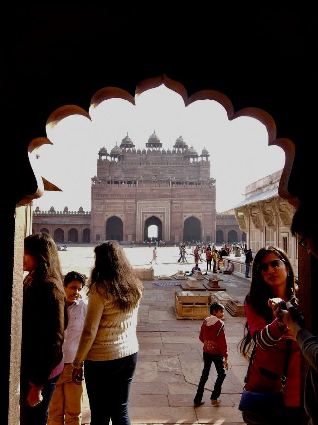 インドのお寺と言えば、やはりヒンドゥ教寺院ですが、インドにはイスラムのモスクもあります。<br />にわかムスリムがモスクでおはらいを受けました。<br /><br />「あなた、ムスリムですかぁ?」<br /><br />「Just a little (汗;)」