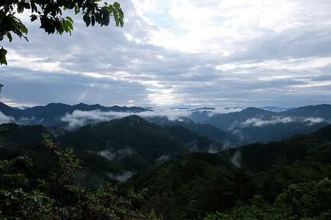 運動不足なので近くの山に登ることにする<br />どこか面白い山がないかと検索、、納古山がヒット<br />納古山のノコリンってマスコットがいるらしい<br />車で一時間、、納古山第２駐車場到着！<br />第２駐車場の横に登山口があるとのことだが、、<br /><br />