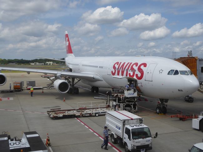 スエーデンおよびバルト３国観光をするために、マイレージで入手できるビジネス航空券を調べたところ、スイス航空便でチューリッヒ経由ストックホルム便がありました。日本からストックホルム直行便はありませんので、どの航空会社を利用しても少なくとの1回の乗り換えが必要です。<br /><br />スイス航空の場合はチューリッヒ国際空港で乗り換えですが、この空港はヨーロッパの他のハブ空港に比べて混んではいませんので、乗り換えも容易と思われます。ストックホルムまでスイス航空で行くことにしました。日本発スイス航空便への搭乗は初体験です。