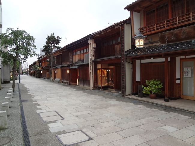 その2＝＝石川県観光物産館・石川県立伝統産業工芸館・金澤神社・金沢21世紀美術館・にし茶屋街＝＝<br />またまた子供が不在な時を利用し旅行へ行くことに。今回は一人旅デビュー！行先に悩み、女一人でも楽しめそうな金沢に決めました。素敵な街並みや美術館、美味しい食事にお買い物。街がコンパクトなのでデビューに良いかなと。一人でランチにも行けない私…。でも、それなりに楽しめた旅でした！！（ランチ後～午後の観光～ホテル泊）