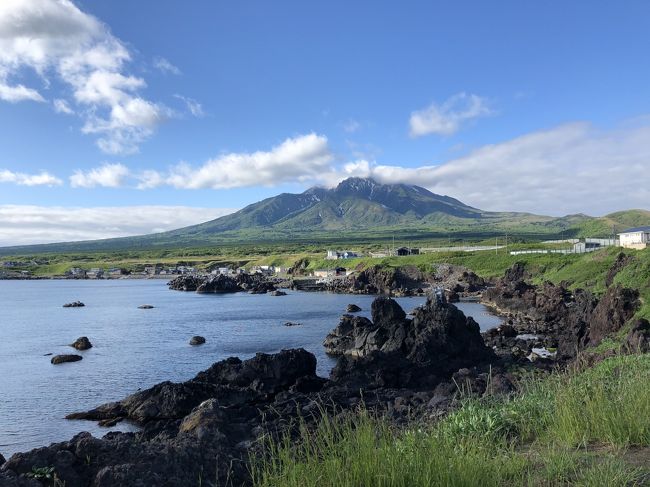 一度は行ってみたかった礼文島と利尻島へ。<br />せっかくなら、「レブンアツモリソウに出会いたい」<br />「苦手なウニを食べれるようにしたい」<br />「車の運転はしたくない」「初めてだから効率よく周りたい」ということで、予定も友人と合わなかったので、一人旅！(о´∀`о)<br />更には、個人手配は飛行機とホテルがなかなか取れず&amp;観光シーズン開始なアレコレ言ってたら予算オーバーなお値段だったので断念して、1人でツアーに参加することに！<br /><br /><br />霧の発生や雨が降りやすいと言われる６月ですが、３日とも無事に利尻山が見られ、<br />初めての利尻島・礼文島を満喫しましたv(*&gt;ω&lt;*)v<br /><br />ちょうど旅の１週間ほど前（５月３０日）に、利尻島でヒグマの足跡やフンが発見され、１０６年ぶりにヒグマが上陸かという驚きのニュースが報じられる中でしたが無事に帰ってこれました。<br /><br />－－－－－－－－－－－－－－－－－－－－－－－<br /><br />今回、参加したのはクラブツーリズムの「レブンアツモリソウに出逢う 利尻島・礼文島３日間」。<br />参加人数２２名の２泊３日間。早めの帰着だったので、羽田発のツアーに参加しました。<br /><br />大まかなツアー行程は、こんな感じです。<br /><br />１日目：６月９日（土）<br /><br />羽田空港集合（9:10） ― 羽田空港（10：00発） ― ANA59便 ― 新千歳空港（11：35着：12：50発） ―<br />ANA4929便 ― 利尻空港（13：40着） ― 姫沼 ― オタトマリ沼 ― 仙法志御崎公園 ― ホテル利尻（17：10）<br /><br />２日目：６月１０日（日）<br />	<br />ホテル利尻（8：30出発）―利尻島鴛泊港（9：20発） ― フェリー（約45分） ― 礼文島香深港（10：05着） <br />― 桃岩展望台（花ガイドと散策）― 海鮮処かふか（昼食：海鮮丼と生ウニ・焼きウニ食べ比べ） <br />― ウニ剥き体験センター ― スコトン岬 ― レブンアツモリソウ群生地 ― 澄海岬 ― 花れぶん（16：15）<br /><br />3日目：６月１１日（月）<br /><br />花れぶん（8：20出発） ― 礼文島香深港（8：45発）― フェリー（約115分）― 稚内港（10：40着）<br />― 北防波堤ドーム（車窓）― 稚内福港市場（土産物店）― ＡＮＡクラウンプラザホテル（昼食：宗谷ランチ）<br />― 宗谷丘陵（車窓）― 宗谷岬 ― 稚内空港（15：30発）― ANA574便 ― 羽田空港（17：25着）<br /><br />－－－－－－－－－－－－－－－－－－－－－－－<br /><br />ではでは、まずは第1日目スタート！