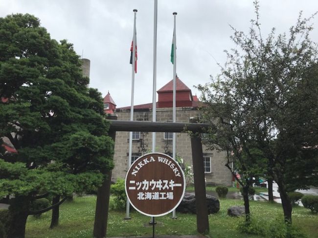 オッサン三人(神戸発二人、福岡発一人)が札幌に二泊して、すすきのの夜を旬のウニ、活イカおどり造り、毛ガニ等々食べ、地酒を飲み、酔いどれ歩きします。<br />勿論、〆ラーメンもありです。〆パフェはオッサンには似合わないのでパスです。<br />昼観光は、酒と海鮮を求め、ニッカウヰスキー余市蒸留所&amp;小樽ぶらり歩きします。<br />