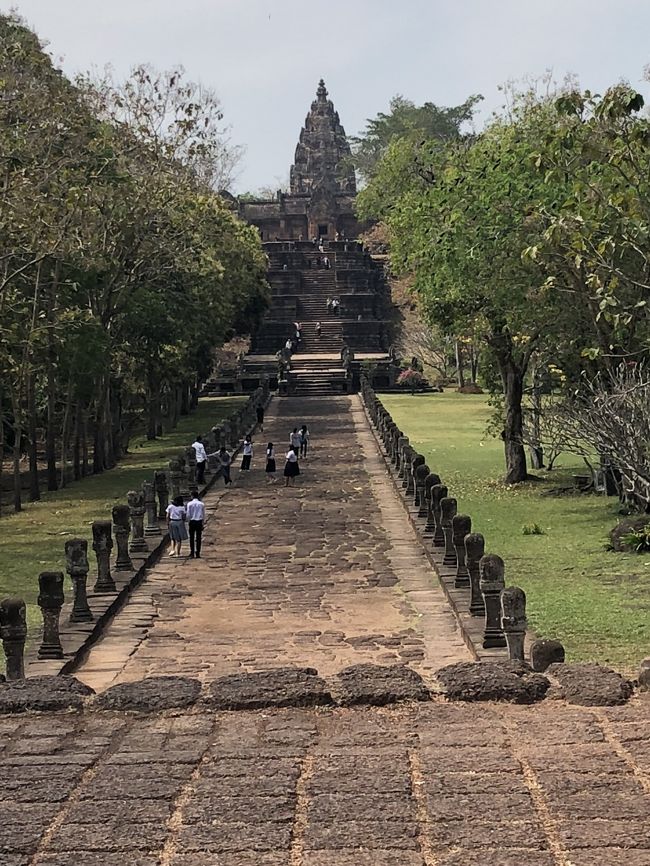 恒例の陸路縦断研修旅行。2018年はベトナム中部から南ラオス、タイの南イサーンを通ってバンコクに向かうルート。18回目は、タイに残るクメール遺跡の一つで、天空の遺跡とも言われている「パノムルン」に行ってきました。とても公共交通で行ける自信がなかったので、ここは「投資」して、ナコーンラチャシーマーからタクシーをチャーターしました。