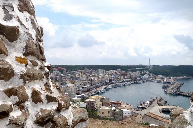 これまでのあらすじ。<br /><br />台湾の離島、澎湖。<br />地図マニアの私はその地形に一目惚れし、いつか行きたいと憧れていた。<br /><br />５月の台湾に引き続き、ジェットスターのセールで衝動買いした６月の台湾。<br />どこへ行こう。まさか憧れの澎湖なんて・・・いやいや、ムリよムリ。準備が足りないわ。だって金曜出発なのに今日は水曜日だもん。<br /><br />だけど・・・いつも満席の馬公行きになぜか空席が。帰りも夕方便があいている。こ、これは・・・また何かのメッセージだろうか。<br />躊躇してたら「いつ行くの？今でしょ！！」って声が聞こえた（気がした）。あっーもうこうなったら勢いで行っちゃえ！！<br /><br />お店のリサーチもできぬまま「行くことに意義がある」状態でやって来た。<br />これはその２日目。レンタルバイクで島をぐるり１周しまーす。<br /><br /><br />第１話<br />深夜の桃園空港から台中へ ～今回５番カチコミレースはありませんの巻～<br />https://4travel.jp/travelogue/11370034<br /><br />第２話<br />プロペラ機で澎湖へ ～初バイクは珍道中だらけの巻～<br />https://4travel.jp/travelogue/11370557<br />