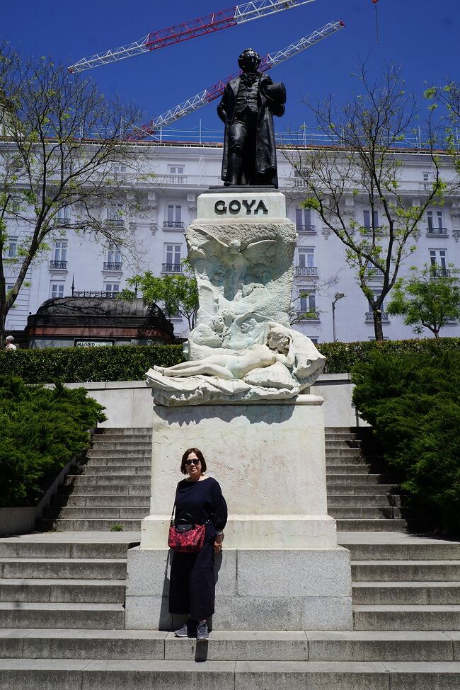 マドリッド2日目は「プラド美術館」からスタートです。マドリッドは3回目ですがプラドは全開の旅では見学しなかったので2回目です。以前は写真撮影が可能でしたが、現在は禁止になってしまっているのでちょっとテンションが下がり気味の上に体調は絶不調です。妻は2度目のマドリッドですが30年前に来たときは仕事先の現地駐在の方に手配していただいた日本人のガイドさんと王宮からプエルタ・デル・ソルを見た後にプラド美術館に向かって歩いていてひったくりに遭ったそうです。妻は座り込んでバックを抱えたので実質的な被害は無かったのですが、ガイドさんはケガをされてその日の観光はそこで終わりになったそうです。その時の怖さもあってスペインから遠ざかっていましたが、今回の旅は「元気なうちにスペインに復讐する。」という目的がありました。「プラド美術館」は妻のそんな気持ちの集大成でもあります。チケットは買ってあったのでゴヤ門から中に入り、荷物を預けて身軽になっての見学です。写真は撮れないので昔の写真や家にあった各作家のカタログ・レゾネから撮影したものです。