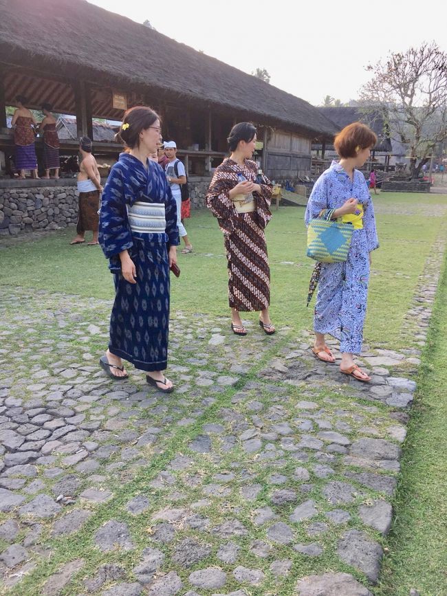 トゥンガナン村は、昔のバリ島の伝統を受け継ぎ、昔と変わらぬ姿を未だ残している村のひとつです。 トゥンガナン村はバリ島の伝統的観光地として指定され、その景観が保護されています。<br />先日、日本人のお客様をツアーにご案内しました。お客様は浴衣を着てツアーに参加されました。その浴衣はインドネシア伝統工芸の布、バティックで作られています。とても美しくて素敵でした。この様な形での日本とインドネシアの文化の融合、良いですね！<br />伝統を守る事は難しいけど、私も何か出来ないか考える事が出来ました。