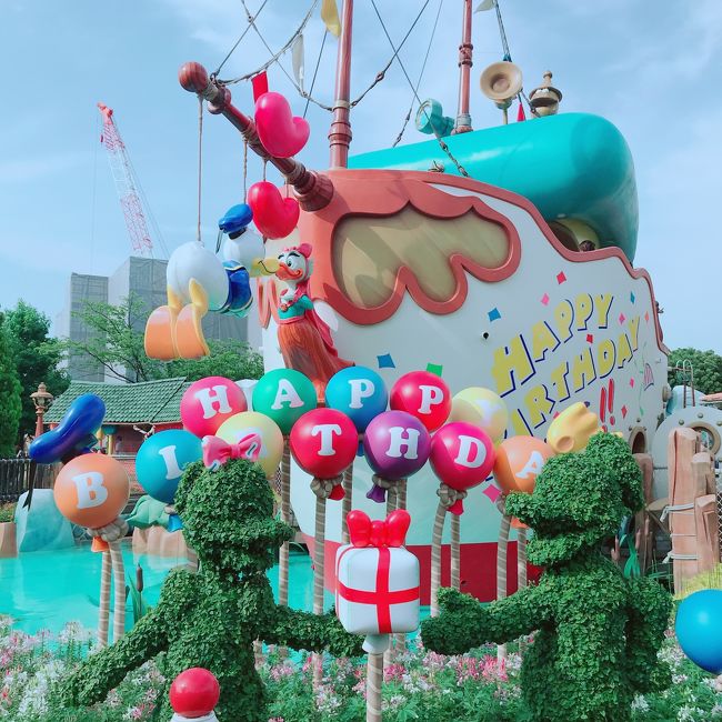 ずっと行きたくてウズウズしていた<br />35周年のディズニーランドへ。<br /><br />6月ならまだすいてるかな?とおもったけど<br />梅雨の晴れ間、そうはいかなかった。<br /><br />今回は35周年パレードを筆頭に<br />七夕やドナルド誕生日など私にとっては初ものイベントが目白押しです。<br /><br />さぁ、全力で楽しみますよ~♪<br />