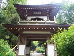 浄智寺　鎌倉五山のひとつ　山の中静かな佇まいは好きです!　山門が珍しい