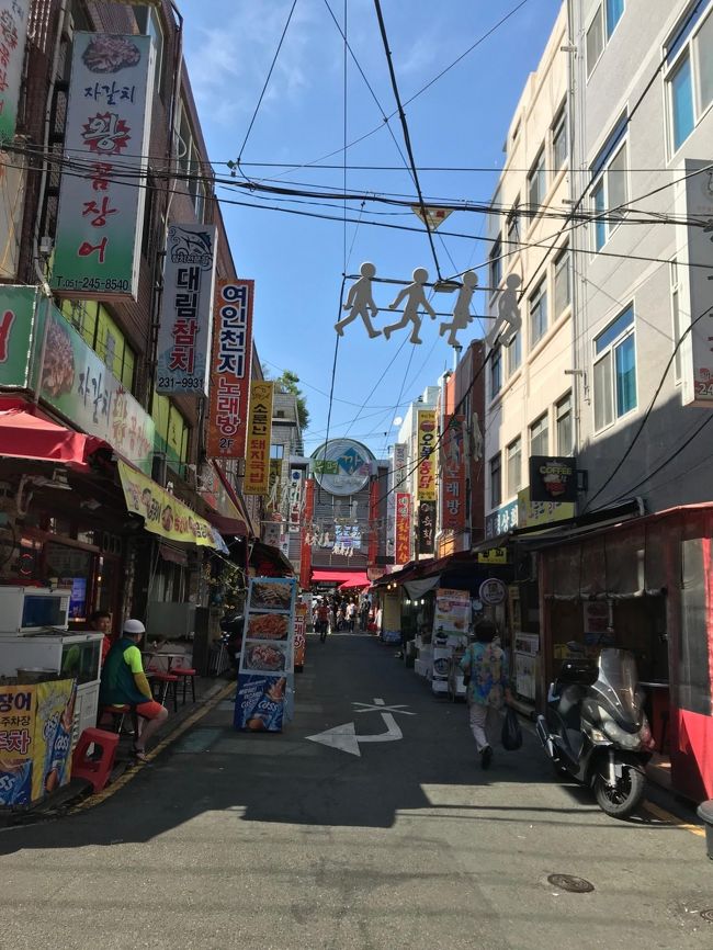 家族旅行　in　釜山！<br />今回は家族でLCCにのってプラッと気軽に釜山旅行だったのですが子供がいるとやっぱり大変～！<br />でもみんなで存分に食べて飲んで楽しんだ旅行でした。<br /><br />スケジュール<br /><br />6/15　LJ216　関空→釜山　ホテル農心泊<br />6/16　南浦洞　TOWER HILL HOTEL泊<br />6/17　LJ217　釜山→関空<br /><br />今回はリスペクトしているトラベラーさんのまねっこをして子供とホテル農心に行くのが目的でした！<br />往復￥7000にサーチャージと税金合わせて一人￥13000ちょい。<br />安い！！<br />初めてのジンエアー、初めての釜山旅行です。