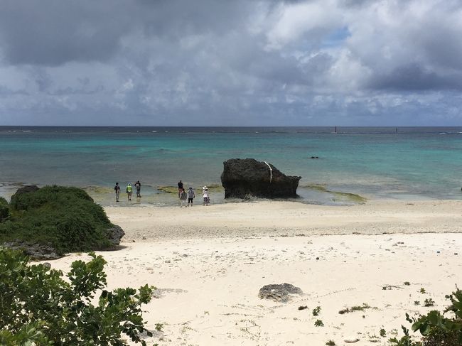 宮古諸島でまだ行ったことのない多良間島に友人たちと行ってきました。<br />飲んで食べて潜って漕いで、ほんと楽しかった大人の合宿メンバーは<br />☆kuniさん（多良間島スペシャリスト）<br />→https://4travel.jp/travelogue/11381447<br />☆ちゅらさん<br />→https://4travel.jp/travelogue/11381654<br />☆tanupamさん<br />→https://4travel.jp/travelogue/11383428<br />☆れいろんさん<br />☆虎キチお岩さんこと（虎さん）<br />☆（同上）ご主人のサミーさん<br />☆フランシスカさん<br />→https://4travel.jp/travelogue/11381555<br />☆＠ヨッシーさん<br />☆kana<br />     総勢9名<br />※今回、防水カメラを持って行ってないので、海の中の写真は他の皆さんの旅行記をご覧ください♪<br />★今回は前編<br />☆後編はこちら→https://4travel.jp/travelogue/11381294<br /><br />【行程】<br />★7/13 東京～沖縄←今回はコチラと<br />★7/14 沖縄～宮古島～多良間島←コチラです<br />☆7/15 多良間島<br />☆7/16 多良間島～宮古島～沖縄～東京→7/17に変更<br /><br />【フライト】<br />13 JUL NH 479 Y HND OKA 2000 2230<br />14 JUL NU 551 Y OKA MMY 0730 0805<br />14 JUL RC 891 Y MMY TRA 0920 0945<br />16 JUL RC 898 Y TRA MMY 1725 1650→欠航のため翌日フライトに振替<br />16 JUL NU 572 J MMY OKA 1905 1956→7/17のフライトに変更<br />16 JUL NH 478 Y OKA HND 2045 2310→7/17のフライトに変更<br />(ANAのHPで購入したエコノミー航空券「クアラルンプール/羽田(HND)/沖縄(OKA)/東京(HND)/クアラルンプール」の一部)<br />(JTBで購入したJAL先得割引航空券「沖縄(OKA)/宮古(MMY)/沖縄(OKA)\20,500」<br />(JALのHPで購入した往復割引航空券「宮古(MMY)/多良間島(TRA)/宮古(MMY)」￥11,200)<br /><br />【宿泊】<br />7/13 那覇 南西観光ホテル トリプル<br />7/14-15&amp;16 多良間島 COCOハウス シングル(シャワートイレ共同)