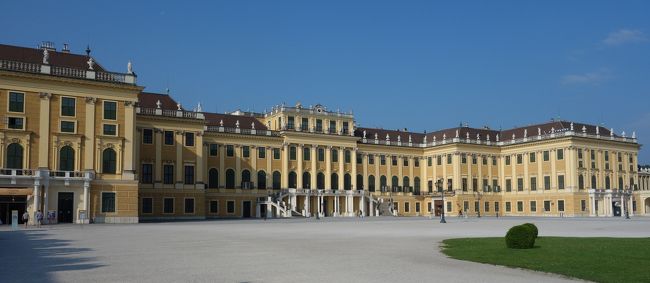 ウィーン観光は，やはり，シェーンブルン宮殿から始まります。雄大で，きれいですものね。