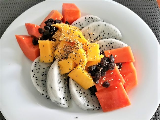 朝食は果物だけ頂きます。<br /><br />旬の果物、ドラゴンフルーツが店頭に出始めたので即購入です。<br />メキシコでは、ピタヤ「PITAYA」と呼ばれてます。<br />今しか食べられない果物、少し酸味があって大好きな果物です。<br />2個あれば1週間はもちます。<br />私はジュースにするより、そのまま食べる方が好きです!<br /><br />旅先では市場があれば、その土地の旬の果物や野菜が並べてあるので<br />分かりやすいです。<br />もちろん名前はスペイン語になりますが。<br />日本ではお目にかかれない野菜や魚もあって見学も楽しい。<br /><br />食べにくい、椰子の実はその場で切ってくれます。<br />包丁は店にあるので、マンゴとかドラゴンフルーツもその場で<br />切ってもらって食べられますので、是非お試しください。<br /><br />フレッシュジュースもその場で作ってくれるので、好きな果物と<br />カップの大きさを選んでオーダー出来ますが、海外はカップのサイズが大きめですので、見てから注文した方がいいです。。。<br /><br />色鮮やかなフルーツだけでも、今日1日が元気で過ごせそう~~<br /><br /><br /><br />