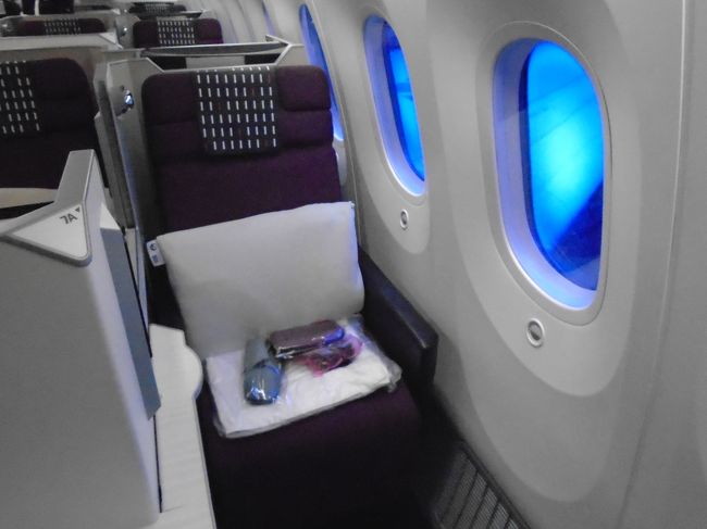 10日間の滞在も終わり、イギリスに戻ります。<br /><br />復路も成田からはJAL。機体は789のJAL Suiteでした。今回は窓側が取れて良かったです。個人的にコンフォートの面からすれば、この座席がより快適だと思います。Suite IIIだと足元が窮屈で、寝ている間に足を自由に立てることもできないのが難点だと思います。<br /><br /><br />