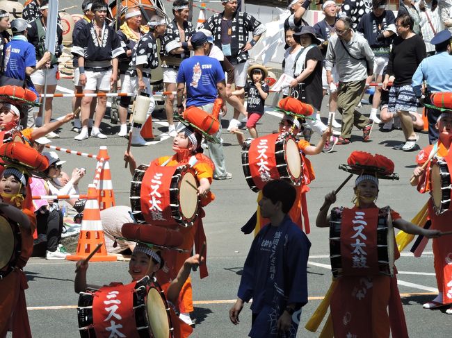 叔母達と、東北絆祭りに行って来ました。<br />１泊２日久しぶりの盛岡です。<br />去年の秋は、事情があっていけなかったので、楽しみな旅行でした。<br />盛岡のホテルの前で、従姉妹と合流。<br />六魂祭は、山形のを見たのですが、今回は、絆祭りということで、六魂祭よりちょっと規模が小さくなっていたように思います。<br />東北の震災の街には、何度も行っていつも、ああまだここまでしかなっていないんだなあっていう感想しかないのですが、いつになったら、東北は元に戻るのか祈りを込めて、絆祭り見て来ました。<br />暑かった！観覧席に座りましたが、３１度という気温の中傘もさせず、よく熱中症にもならずに帰って来たものだと自分でも感心します。<br />衣装を着けて踊るかたも大変だったことでしょう。<br />お疲れ様の絆祭りでした。