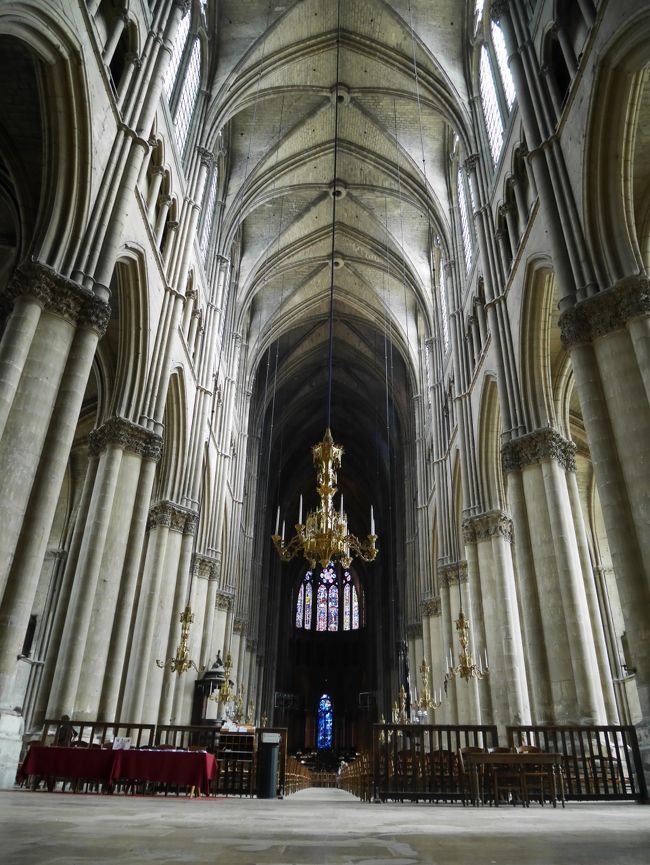 レンタカーを返却してパリに入るため、ランスの町へ。<br />ランスは世界遺産の町。そして世界遺産に登録された素敵なノートルダム大聖堂のある町です。<br />ノートルダム大聖堂は、歴代フランス国王の戴冠の秘蹟を授ける聖別式を行っていた教会で、ジャンヌダルクの映画でもシャルル７世が戴冠の聖別式をこのランスの教会で行うシーンがあります。ここにシャルル７世、そしてあのジャンヌダルクが訪れたのかと思うと、大変な歴史を感じました。教会の横には、ジャンヌダルク像もありました。<br />ちょうど、夜は古楽器による演奏会があり、チケットが手に入ったので聴きに行きました。<br />歴史深いこの立派で素敵な教会で、古楽器の演奏会だなんて本当に贅沢な時間でした。
