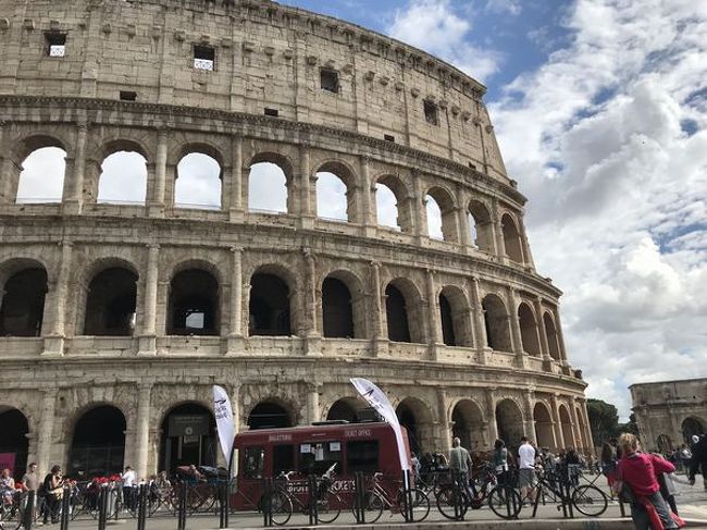 一昨年から始まった主人とのイタリア行きの計画。<br />ワインとイタリア料理が大好きな主人、<br />ルネサンス期の絵画ファン、工芸好きの私。<br />昨年は主人の実家が大変で決められませんでしたがようやくこの5月のフライトを予約。<br />行くのは4都市も考えましたが、全て二泊するため3都市、ヴェネツィア、フィレンツェ、ローマに決定。<br />ドライブ旅がメインだった私たちもついに列車旅にチャレンジ。<br /><br />1日目　成田発～ヘルシンキ～ローマ　ローマ泊<br />2日目　ローマ～ヴェネツィア　観光後、ヴェネツィア泊<br />3日目  ヴェネツィア本島～ブラーノ島～ムラーノ島～本島観光後ヴェネツィア泊<br />4日目　ヴェネツィア観光後～フィレンツェ　観光後フィレンツェ泊<br />5日目　フィレンツェ観光　フィレンツェ泊<br />6日目　フィレンツェ観光後～<br />　　　※ローマ　観光後ローマ泊<br />7日目　ローマ観光　ローマ泊<br />8日目　ローマ発～ヘルシンキ<br />9日目　成田着　