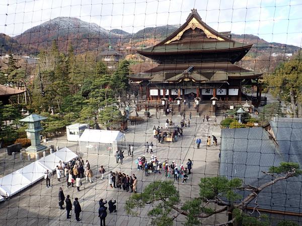 長野の旅の続きです。長野に来たら善光寺に寄らないと、というわけで善光寺参りです。この日も多くの善男善女でにぎわっていました。本堂のお戒壇巡りは印象的です。本堂のご本尊様の真下の本当の闇の中を手探りで進むことで光のありがたさを体感することで得られるものも多くありました。