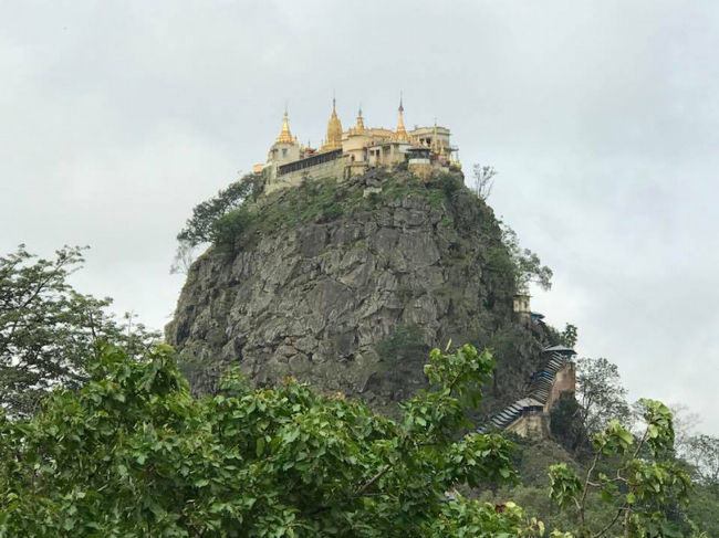 バガン2日目<br />近場の人気の観光地<br />ポッパ山へ<br />シェアタクシーでバガンから小一時間<br />そこから、岩山の頂上<br />に立てたられた寺院へ30分ほど<br />山頂からの景色は<br />絶景で、そこに聞こえてくる<br />仏教の念仏と、風に揺れる<br />バガンの飾りの音がマッチしてます