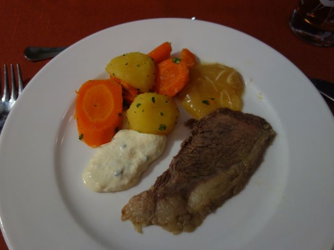 今日の夕食は，ウィーン名物の 「ターフェルシュピッツ」。Tafelspitzは牛肉の煮込み料理が基本ですが，お肉はいろいろとあるようです。
