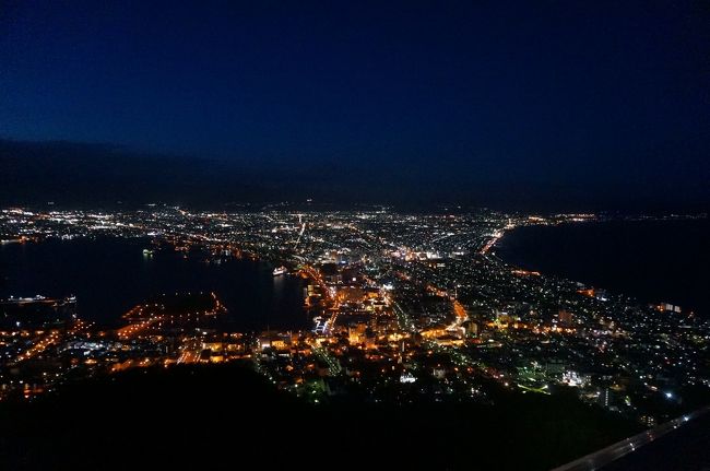 函館へ団体旅行。正直団体旅行はあまり好きではないが、たまにはいいかもしれない。<br />1日目:函館市内、赤レンガ~八幡坂方面の観光<br />2日目:五稜郭とトラピスト修道院<br />3日目:午前中、函館市内自由時間でカフェ巡り..のつもりが2軒しか廻れず