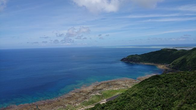 毎年恒例の梅雨明け狙い沖縄旅行！<br />今年は6年前の9月に思いっきり台風にやられた久米島…リベンジを誓い今年いよいよ旅のスタートです。あの時は2泊も帰れませんでした…。<br /><br />小学生と4歳児を連れての4泊5日、ビーチと食事の旅の始まりです！<br /><br />※私達の前週に台風、帰京後の週末に台風、次の週明けに台風と、振り返ってみると、とてもラッキーな日程となりました。<br /><br />イーフビーチホテル宿泊<br />ハテの浜、無人島、カヤック、シーサー作り・・・