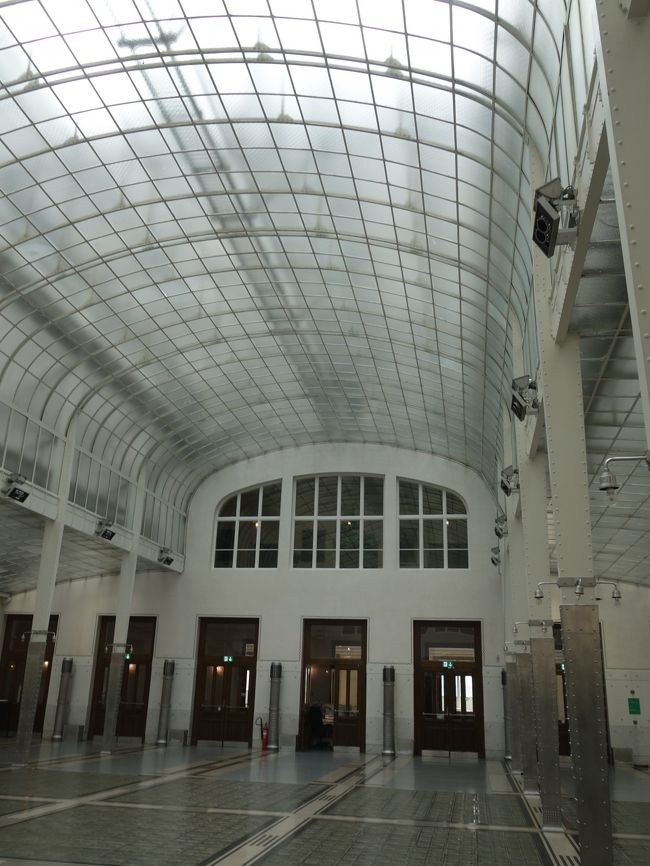 ウィーンの建築家オットー・ヴァグナーの設計した郵便貯金局の建物を見に行きました。外観も特異ですし，明るい内部設計がすばらしい建物です。