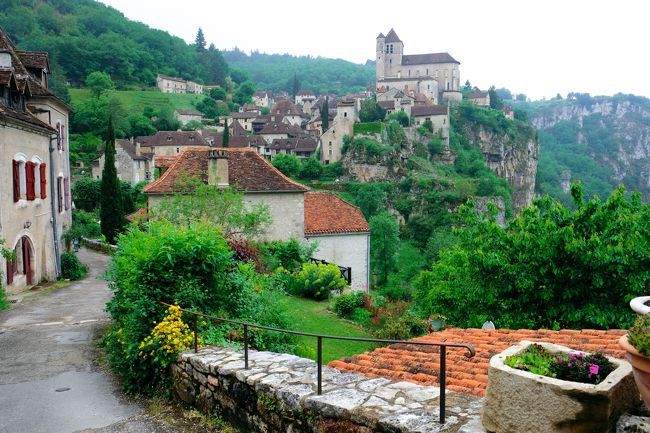 　前回旅行したグリンデルワルト、エギスハイムなどの印象が強く、次の目的地をどこにするか１年程迷っていたのですが、ＮＯＡＨさんの旅行記に触発され「よし、田舎を旅しよう。難しいけれどその価値がある。」と調査開始。ほどなく旅程が完成し、２月には予約も完了しました。<br />　しかし、４月になってＳＮＣＦのストライキ、しかも３ヶ月間という情報。旅程を少し変更せざるを得ませんでしたが、目的の村、町は全て回ることができ、スト対策で新しい知識も増え、結果オーライでした。<br />５月１１日　福岡空港～ヘルシンキ～バルセロナ（フィンランド航空）<br />　　　　　　　　　　　　　　　　　　　　　　　　　　　　バルセロナ泊<br />５月１２日  バルセロナ・サンツ～ナルボンヌ～トゥールーズ～アルビ<br />　　　　　　ＲＳＣ９７３６、ＴＧＶ６８１０、ＴＥＲ　　　　　アルビ泊<br />５月１３日　　　　　　　　　　　　　　　　　　　　　　　　　アルビ泊<br />５月１４日　アルビ～コルド・シュル・シエル　バス Ligne 707      <br />　　　　　　　　　　　　　　　　　　　　　　コルド・シュル・シエル泊<br />５月１５日　コルド・シュル・シエル～コルド・ヴァンドラック～ナジャッ　　　　　　ク　バス Ligne 707、ＴＥＲ                 　　　ナジャック泊<br />５月１６日　ナジャック～フィジャック～トゥール・ド・フォール（サン・　　　　　　シルウ・ラポピー） ＴＥＲ、バス Ligne 910<br />                                            　　　　　 　トゥール・ド・フォール泊<br />５月１７日　トゥール・ド・フォール～カオール～モンタルバン～アルル<br />　　　　　　バス Ligne 910、ＴＥＲ、ＩＣ４６６１　　　　　アルル泊<br />５月１８日　アルル～アヴィニョン　ＴＥＲ　　　　　　アヴィニョン泊<br />５月１９日　アヴィニョン～シャトーヌフ・デュ・パプ～アヴィニョン～ア　　　　　　ヴィニョン　バス Ligne 22                　　アヴィニョン泊<br />５月２０日　アヴィニョン～アヴィニョンＴＧＶ～リヨン・パール・デュー<br />　　　　　　ＴＥＲ、ＴＧＶ５３７２　　　　　　　　　　　　　リヨン泊<br />５月２１日　リヨン・パール・デュー～ＣＤＧ～ヘルシンキ<br />　　　　　　ＴＧＶ５０６５、フィンランド航空　　　　　　ヘルシンキ泊<br />５月２２日　ヘルシンキ～　　フィンランド航空　                      機内泊<br />５月２３日　～福岡空港　　（フィンランド航空）<br />　観光よりワイン、食べる事に軸足を置いた旅行ですが、節約旅行なので高級レストランの話はありません。手順については出来るだけ書いています。<br />