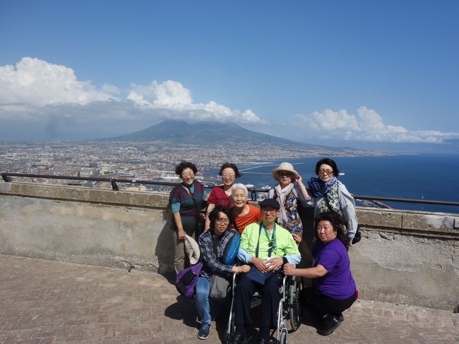 今回は私にとって２８回目のイタリア旅行です。４月、５月と毎月連続です。<br />６月７日（木）羽田を出発し、１４日（木）に帰国しました。私だけ福岡からの合流です。しかし、いつもの個人レベルの「空飛ぶドクター」ツアーではなく、本格的に「エアーインタナショナル」という旅行会社を通し、運転手付きのバスなどを手配しています。人数も全部で９人です。<br /><br />日本バディケア協会（本部、長野県上田市）の主催で、理事・吉田さんが提案者で、私が好きで詳しいナポリ、温泉で有名なイスキア島を回りました。私が理事長を務める「日本バディケア協会」とは、高齢者や有病者を主な対象にし、疲れない旅行のためのケアをするノウハウを資格制度にしたものです。今回はその実習を兼ね、バディケアスタッフ（有資格者）２人が、２人の高齢者（主に車イス）のケアを実践でする旅行です。男性のIさんはPSP（進行性核上性麻痺）とパーキンソン症候群が合併した人で、ほとんど立位もとれません。<br /><br />残りの３人はそれなりの高齢者で、鹿教湯温泉元女将のＳさんは車イスのＩＳさんの妹です。同じく上田市からＴさんとＹＡさんが参加しています。結局、男性は私と患者でもあるＩさんだけです。いつものことで、旅行は女性と一緒が多いです。お客さん５人にとっては、医師、看護師、ヘルパー２人付き添いの超豪華旅行です。<br /><br />本当は現地ナポリでもう一人のナースでもある日本バディケア協会の有資格者Ｍさんも合流するはずでしたが、何とナポリで骨盤骨折し、ナポリでの入院生活を体験することになり、我々のツアーには参加できませんでした。<br /><br /><br />【６月７日（木）】<br />福岡１０時１５分発のANA便で羽田空港に１２時過ぎに着き、国際線ターミナルへ移動しました。ルフトハンザ航空カウンター近くで８人全員と合流しました。車イスのＩさんは思ったより重症でした。もう少し歩けるのかと思っていました。昨年、ウィンブルドンへ帯同するように頼まれたのですが、日程的にお断りしたのですが、私一人で受けていたら大変だっただろうとゾッとしました。<br /><br />もう一人のＳさんの姉であるＩＳさんは少しは歩けるようで、そんなに問題はなさそうでした。主にＩさんの世話はバディケア協会の孫のような年齢の若いＷさんが、もう一人のＩＳさんの世話をＹさんがすることになっています。<br /><br />今回の秘密兵器である「らく段」、キャタピラ付き車イスはすでに手荷物として預けています。１時間遅れで１５時５分に羽田を飛び立ちました。到着も１時間遅れ１９時４５分にフランクフルトに到着しました。次のナポリ便は２０時４０分発の予定なので、移動、入管手続きなどであまり余裕がありません。但し、車イスの場合は現地で必ず係員が付いてくれます。２台なので、２人付いてくれています。それで、近道したりしてスムーズに移動できます。ただ、結果的には次の便もちょうど１時間遅れたので、あまり急ぐ必要はなかったのですが。<br /><br />到着も予定より約１時間遅れて２３時４０分頃ナポリ・カポディキーノ空港へ着陸しました。でも、ここは搭乗橋でなく、タラップ式ですから、車イスの２人は昇降機のついた特殊車での移動ですし、全員が預け荷物を受け取って出口へ行ったのはもう翌日の０時４０分でした。今回のツアーの世話をずい分してもらった仁美さんが迎えに来てくれています。ソレント在住の日本人妻で旦那さんはイタリア人です。ホテルまでの迎えのバスですが、ホリデイイン・ナポリにチェックインし、寝たのはもう午前３時頃でした。どうせ、時差ボケでおかしくなるので私はあまり気にしていませんが。<br /><br /><br />【６月８日（金）】<br />ゆっくり朝９時半に出発しました。今日はイスキア島へ渡るのでチェックアウトして荷物もバスに乗せます。今日の運転手は仁美さんのご主人です。私は４年前に２人ともソレントで会ったことがあります。まずはナポリのドゥオモ（大聖堂）で降ろしてもらいました。San Gennaro というのが正式名のようです。何回もナポリに来ている私も中に入るのは下見に来た４月以来２回目ですが、さすがに内部もイタリアらしくそれなりに立派な教会です。<br /><br />スロープ式の車イス用通路もあるのですが、練習のために石段をキャタピラ付き車イス（らく段）で降りていたら、車イス通路を教えてくれる人もいるし、手伝ってくれようとする人もいます。みなさん親切です。でも、丁重にお断りしてらく段の使い方のリハーサルをします。<br /><br />次に、歩いても近いPio Monte della misericordia 教会に行きました。１７世紀に７人のナポリ貴族によって作られた慈善団体の本部と教会だそうです。カラヴァッジョの「慈悲の七つの行い」祭壇画が有名です。しかも、４月に下見に来ましたが、隣接した２階の部屋からもこの絵が見れるようにできているのです。車イスの２人は無理なので諦めてもらいました。<br /><br />バスに迎えに来てもらうために少しは広い通りの先ほどのドゥオモで待ちます。携帯電話で来てくれと確認します。時間が大雑把だからです。サンタキアーラ教会に行くために、バスが入れる範囲で近いポルタルバ広場で降ろしてもらいました。ここは私が何度も行ったところです。何故なら、すぐ近くにお気に入りのピッツェリア兼レストラン・ポルタルバがあるからです。そこを通り抜けて裏側の通りから目的地のサンタキアーラ教会へ行けます。少し歩きます。車イスを押すには石畳みで斜面なので少しキツイです。でも、下りだからまだましです。４月に下見に来たおかげで、この辺の位置関係がしっかり頭にインプットされています。<br /><br />サンタキアーラ教会では、まず中庭のマヨルカ焼きのある豪華な庭園と中廊下のフレスコ画を鑑賞します。ここは下見した時から気に入っていた場所でたくさんみなさんの写真を撮りました。近くの広場でちょうどいいトラットリアを見つけ昼食にしました。実質今回初めてのちゃんとした食事ですが、私流に前菜から色々注文し、取り分けます。少食な日本人にはこれが一番いいと私は思っています。イタリア人自体はシェアはしませんが、快くシェアしやすいように小皿を持ってきてくれます。一部の白人のような差別的な態度はありません。それが私がイタリアが好きな一つの理由です。<br /><br />今回わかったのですが、ナポリでは営業用のバスは規制がうるさいらしく入れるところが限られます。先ほどのポルタルバ広場まで戻るとかなり石畳みを上らないといけないので、近くの場所でバスが入れるところを仁美さん経由で相談し、近くのPalazzo Penne（ペンネ宮）まで来てもらいました。<br /><br />それから、ヴォメロの丘にあるサンテルモ城へ行きます。ここはよく知っている場所で、行き止まりでバス停もあり乗り降りしやすい場所です。ここへ連れて行くために「らく段」を持ってきました。石畳の坂道はともかく、一部石段があり普通の車イスでは無理だからです。「らく段」の威力は素晴らしく、楽々石段を上っていきます。おかげで、サンテルモ城のてっぺんからナポリ湾越しのヴェスビオ火山の絶景を見せることができました。ここが「ナポリを見てから死ね！」の絶景です。<br /><br />バスに迎えに来てもらい、５時２０分発のイスキア島フォーリオ行きの船に間に合うように移動します。何回も乗ったことのある私は車いすでの乗り降りがスムーズにいくのか若干心配していましたが、実際にはほとんど問題なくすみました。ただ、切符を前もって予約しておいてよかったです。珍しく満席で、私はずっと立っていました。何度もナポリからの船には乗っていますが、こんなのは初めてです。<br /><br />最初にイスキア島の東部の主な港であるイスキア・ポルトへ午後６時２５分頃到着します。そのまま西海岸北にあたるフォーリオ行きの船です。ところが、波が高いらしくフォーリオの港には行けないらしく全員ここで降ろされてしまいました。車イスの人もいるので大変ですが、代わりのバスまでかなり港から歩かされ（離れないように必死でついて行き）何とか３台のバスに荷物と分譲して乗れました。陸路で、３０分ほどでフォーリオの港へ７時１５分頃到着しました。予定より３０分以上フォーリオへの到着が遅れました。<br /><br />おかげで、ホテルへ連絡して迎えに来てもらうまで少し待たされました。ホテルのミニバスだと車イスと荷物もあるし２台必要です。Hotel Residence la Rosa は高台にあり、イスキア島らしく狭いグネグネ道を怖いくらい飛ばしてようやく到着しました。おかげで、見晴らしの良さそうな場所です。チェックインしてすぐに夕食に、先ほど目星をつけた港近くのレストランLa Romanticaへ行きました。私のレストラン選びのコツですが、先ほど６軒くらい並んだレストランのメニューに全部目を通し、パスタを参考に大体の値段を１０ユーロより高いか低いかで目途を付けています。もちろん、前菜やメインにどのような料理があるかもチェックしています。<br /><br />私には驚きはありませんが、このレストランにも日本人が修行に来ていました。それで安心してシェアすると伝え前菜を任せましたが、失敗しました。高齢者の多い日本人団体９人なのに、いきなり１０皿くらい前菜が来ました。多過ぎます！それで、メイン料理はもちろんカットし、パスタを２，３皿だけ追加注文しました。前菜と言っても、すでにシーフードの料理はたくさん出ています。一番期待した滅多にメニューにもないレモン風味のスパゲッティは全然ダメでした。アマルフィで食べたあっさりしたレモン風味のレモンピールが入ったスパゲッティとは全く違うものでした。値段も合計２６０ユーロ。若干不満でした。<br /><br />夜１０時くらいにホテルに戻ると、部屋の鍵が開かないという人がいます。よくある、こちらの古い鍵はちょっとしたコツがあり、意外と開けにくいことがあります。翌朝聞くと、しばらく開かず苦労したとのことでした。<br /><br /><br />【６月９日（土）】<br />このホテルは朝８時からしか朝食は出ないはずなのですが、車イスのIさんはもう７時４０分過ぎには堂々と食べているのが私の部屋から見えます。今日のバスの運転手は女性です。と言っても、車が大き過ぎてホテルまでは入れず、ホテルのマイクロバス２台で下まで下りて、乗り換えです。まず、予定していたトロピカル温泉まで行ってくれと言うと、車イスは無理だと言われます。私も高台にあるのは知っていたのですが、裏側から駐車場から何とかなるだろうと思っていたのですが、何ともならないようです。<br /><br />仕方がないので、みなさんにアランドロンの映画「太陽がいっぱい」で有名なサンタンジェロ湾（地中海）の景色だけでも見て欲しいので、眺めのいいところまで連れて行ってもらいました。ちょうど、spremuta（生ジュース）の屋台を見つけ、全員オレンジとレモンのミックスジュースを楽しみました。たったの2.5ユーロです。この辺りは温暖な気候で、オレンジやレモンが豊富です。特に、レモンはフロリダ産のサンキストと違い、かなり大きなものがありますが酸味は控えめです。お店の人は気前がよく、添乗員のように世話をして最後に自分のを注文した私の分は無料で、運転手の女性の分もタダにしてくれました。<br /><br />それから私が一番お勧めのポセイドン温泉庭園へ行ったので、着いたのは午前１１時頃でした。私はもう４～５回目です。広大な敷地にある温泉で、木々や花も多く「庭園」とも呼ばれているくらいです。大小２５近い浴槽やプールのような大きなもの（これもちゃんと温泉水です）もあります。車イスの２人は半額の16.5ユーロで普通は33ユーロが入場料です。以前と少し変わったようで、入り口近くの更衣室はなくなり奥のマッサージなどのある建物の中の更衣室だけになっていました。<br /><br />マッサージの予約を急ぎました。３人希望者がいたので、１１時半、１１時４０分、１２時で１時間の予約ができました。オイルマッサージです。私は終わる時間を考慮し、１２時１０分からの枠で４０分にしました。トロピカル温泉に行けなかった分、明日もここに来れるので今日はオリエンテーションを兼ねのんびりできます。中央にある大きなプール式温泉では、理事の吉田さんがIさんの体を緩め、引いたり押したりしてリラックスさせていました。Iさんは天国へ行きそうな顔をしていました。まさに、「バディケア」の面目躍如です。<br /><br />マッサージなどを全員が終わった午後１時２０分頃からこの建物内にあるレストランで食事をしました。以前と違い、ここでは火を通した食事はなくなっていました。前もって料理した食事だけです。さすがイタリアで、それでも十分美味しい物を味わえました。Iさんは相変わらずマイペースで、スイカやジェラートまでしっかり味わっていました。<br /><br />次の目的地・アラゴン城へのバスの迎えを２時に約束していたのですが、我々が遅れて２時半になりました。バスの女性運転手が盛んに何か言っているのが最初はよくわかりませんでしたが、どうも午後６時までに終わらないとバスが侵入禁止らしいので少し急いでいるようでした。私は行ったことが数回あるので理解できましたが、アラゴン城の手前まで車で行っても橋を５００メートルくらい歩くのに、進入禁止になると狭い道路を１ｋｍくらい余分に歩かないといけません。<br /><br />３時過ぎにはアラゴン城の入り口近くで降ろしてもらいました。重たい荷物になりますが、この石段を上るためにこそ「らく段」を持ってきました。橋を歩いて渡り入り口で入場料を払おうとすると、車イスは無理だと言われました。キャタピラ付き車イス「らく段」を見せ、これがあるから大丈夫だと強引に入れてもらいました。車イスの２人は無料にしてくれました。一般の人は１０ユーロでした。ここでも係員は親切で添乗員のような私は無料にしてくれました。<br /><br />この城は崖の上にあるのですが、上まではエレベーターで誰でも楽に上がれます。問題は石段があるのですが、２ヶ月前に下見に来ている私はなるべく少ししか移動しないで上からの絶景を見れる場所を確認しています。期待通り、らく段があれば石段を上ったり下りたり問題なくできます。海に囲まれた先ほどの橋と街並みが上から見下ろせる絶景を車イスの２人にも見せることができました。元気に歩ける人ならぐるっと回って裏側も見れるのですが、そこは最初から諦めています。<br /><br />近くにあるバルを誰かが見つけ、みんなで一服しました。暑いので、ちょうどいいことに cold espresso を見つけました。イタリアではいわゆるアイスコーヒーは珍しいのですが。私は Leccese espresso freddo(cold) を注文しました。昨年初めて訪れた南部プーリア州の古都レッチェ風とは何だろうと尋ねると、アーモンド風味のアイス・エスプレッソでした。冷たく美味しかったです。さすがに2.5ユーロです。ただのエスプレッソなら１ユーロ程度ですが。でも、残念ながらこのメニューは他所では見たこともありません。２８回目のイタリアの私でもです。<br /><br />エレベーターで下に降りて橋を渡るとまだ午後５時過ぎです。みなさんに約束したように、ジェラート屋に立ち寄りみんなでジェラートを楽しみました。専門店の方が安くて美味しいのです。2.5 か3ユーロ程度です。少し近くのお土産屋を見てもらう時間もありました。<br /><br />５時半過ぎに戻ってきたバスで大きめのスーパーマーケットへ連れて行ってもらいました。こういう所をみなさん喜びます。ちょっとした物でお土産になる物もあります。私はいつものようにテニスの友達に赤ワインを２本買いました。二度行ったことのあるモンタルチーノのブルネッロは有名らしくここにもありました。運転手Marea さんはここで交代するのを聞いていたので、降りる時に２０ユーロのチップを渡しています。<br /><br />戻って来た時には運転手が男性に代わりました。少し早過ぎたので、回りをグルグル回ってから午後７時に合わせて、よく知っている Da Gaetano へ夕食に行きました。ここはピッツェリアですが、料理も美味しいのです。福岡市にはここで長年修行してのれん分けした人がいますし、もう一人修行して開業している人もいます。おかげでかなりのレベルのナポリ・ピッツァを福岡では食べれます。店主のガエターノさんはその縁で何度も日本（福岡や東京）へやって来ています。覚えてくれていたかどうか分かりませんが、私がここに来るのは２回目です。<br /><br />ピッツァ２枚と前菜や肉料理なども注文しました。相変わらず安定した味で、値段も１５０ユーロでした。安いので助かりましたが、機械が不調で現金で支払いをさせられました。この時も２人の日本人が修行に来ていました。北海道と関西からです。しかも一人は珍しく女性でした。いつも感心します。イタリアのピッツェリアやレストランに修行に来ている日本人の何と多いことか！<br /><br /><br />【６月１０日（日）】<br />今日も出発はゆっくりなのですが、Iさんは７時過ぎからゆうゆうと朝食を食べています。迷惑な客でしょう。個人経営のようなこのホテルはイタリア人にしては真面目というか律儀というか、客に合わせて本来８時からの朝食を１時間も早く準備してくれています。<br /><br />今日もホテルのマイクロバスからバスへ乗り換えて３０分ほどでポセイドン温泉へ１０時過ぎには着きました。今日の方が時間はあるのでゆっくりできます。いつものように私は１１時半頃まではカメラを持ってあちこちの写真を撮りました。もちろん、入浴も同時に楽しんでいます。何度も来ているので、どこにどのタイプの浴槽があるかほとんど覚えています。<br /><br />今回改めて注目したのが、Kneipp 療法です。前からドイツ語のこの名前は知っていました。どうもサウナのように、熱目の４０℃の温泉と１５℃程度の冷水を交互に入る温冷刺激風呂のことのようです。ポセイドン温泉にも何か所かありました。調べると、ドイツ人のクナイプ神父が編み出した交互浴を中心とした自然療法のようです。<br /><br />１１時半頃で写真を撮るのを止め、ロッカーにカメラを預けなおし濡れてもいい状態にして洞窟を利用したサウナへ入りました。数回サウナと冷水を繰り返しました。冷水に入る前にはシャワーを浴びるように係員に注意されました。このサウナの入り口近くの高台はこの広大なポセイドン温泉施設の全景がかなり見えるので毎回写真を撮りに来ます。カメラを持ったままのことが多いのでなかなか中には入れません。<br /><br />今日は１時半頃、全員が着替えて揃ってから入り口近くのレストランで昼食を取りました。ここは、ステーキや焼き魚をちゃんと料理してくれます。前菜、パスタ、メインの魚・肉料理、デザートの果物など日本の温浴施設と違い本格的に食事を楽しめます。迎えのバスは３時に来ます。３時半にはホテルへ戻り今日はゆっくりです。湯疲れする人もいるので、バディケア協会の旅行らしくかなりのんびりした旅程です。<br /><br />私も今朝気が付いていましたが、このホテル自体にも温泉施設があります。室内に２つの浴槽とサウナが、外にはジャクジーがあります。その上の階にはプール型の温泉があり、子供たちがはしゃいでいます。そこには何とアイスクリーム（市販）などの売店もあります。私は暇なので、ジャクジーの横のハンモックで寝そべったり、ホテルでの温泉施設でのんびり過ごしました。<br /><br />今晩は少し高級なレストランで、３回目の私が前もって午後７時半に予約しています。記憶では、レストラン入り口には石段があると思ったのは誤解で車で行けました。でも、レストランに入るのに石段を下りなければなりません。らく段を準備しなかったので、少しは歩けるＩＳさんはともかく、ＩさんはＷさんがサポートしながらゆっくりゆっくり歩いてもらいました。<br /><br />ここは Umberto a mare という名前通り、海に面した眺めが最高のレストランです。特に夕陽が沈む時は最高ですし、暗くなると夜景がまたきれいなのです。料理も少し手が込んでいます。今日はＩさんだけでなく、全員デザートまで食べました。９人で４６５ユーロとさすがに一人７千円近くかかっています。でも、それだけの価値があります。午後ゆっくりしたものの、ホテルに帰り着いたのは午後１０時半くらいです。<br /><br /><br />【６月１１日（月）】<br />海の時化（しけ）を心配していましたが今日は波も高くなく、予定通り近くのフォーリオの港からナポリ行きの船が出ます。午前１０時５０分頃ナポリのべヴェレッロ港へ着きました。バスが待っています。ところが、肝心の私が一番お勧めの Da Michelle に行こうとしたら、ナポリの規制が厳しくウンベルトI世通りが通れないとバスの運転手が言います。私は全く納得できませんでした。Corso と言う名前で英語で言えば Boulevard、つまり大通りです。ナポリ中央駅からの幹線道路です。<br /><br />納得できないけど仕方なく、Piazza Matteottiで降ろしてもらい、わざわざタクシー３台に分乗してダ・ミケーレへ行きました。タクシー代１５ユーロX３台、４５ユーロも余分にかかりました。これだと何のためにバスをチャーターしているのか？ピッツェリアに着いたのは１２時頃になっていました。行列と言うか人込みはまぁまぁでした。急いで番号札をもらいに行きます。９人だけど車イスが２人で、３人ずつに３グループでもいいと伝えました。幸い、今日の担当の人は英語ができるので詳しい事情が説明できました。<br /><br />４１番札をもらいましたが、すでに３６番を呼んでいるのでまぁまぁでそんなに長く待たなくてよさそうです。入り口と部屋の境目に２段ほど段差があるのを知っているので少し心配していましたが、意外と親切で少し斜面の上のほうで待てと言われ、特別に普段は閉じているドアを開けてくれました。おかげで、車イスごとスムーズに入室でき、４人と５人で入れました。待ち時間も１５分程度でした。前回（昨年９月）は１時間以上待たされました。<br /><br />予定通り、２種類しかないメニューのマルゲリータを中心に１枚だけマリナーラ（トマトソースのみ）を注文しました。１人１枚の計算です。テーブルが狭過ぎて巨大なピッツァが収まりません。特に私のテーブルは５人掛けでしたから。飲み物もコーラかビールだけですが、たったの２ユーロと美味しいのに安過ぎるのがこの店の特徴です。一番高いラージがたったの５ユーロ（６５０円！）とあり得ない安さで、日本の宅配ピザとやらは何なのだと言いたいです。もちろん私はそんな物、食べませんが。現金のみですが、９人で食べきれないくらいの美味しいピッツァとドリンクでたったの６５ユーロです。いつものことながら、あり得ません。<br /><br />帰りも当然タクシーで先ほどのマッテオッティ広場までですが、私のタクシーは帰りも１５ユーロでしたが、残りの２台は帰りは１０ユーロだったようです。ナポリのタクシーの料金はかなりいい加減で大雑把です。<br /><br />次の目的地・卵城近くのサンタルチア海岸へは幸いバスも行けるそうです。ここは私が拘った場所です。日本のツアーではバスの車窓からが多いそうですが、こここそスリの心配もないし、車イスを含めてもそぞろ歩きに最適の場所で、ナポリ湾とヴェスビオ火山を見ながら歩けます。この日は普段以上に半分歩行者天国で快適でした。そのせいか、花嫁・花婿さんやお祝いの関係者のグループがいて、特別な儀式みたいなものをやっていました。海に飛び出した卵城も中に入るといい眺めなのですが、石段を車イスで行くと時間もかかるし、介助する人が疲れているので見ながら歩くだけにしました。全部で４人の花嫁さんを見かけました。<br /><br />半分屋外のサンタルチアのレストランに入り、フルーツジュースなどで休憩をしました。自己主張の強いIさんだけはジュースではなく果物のスイカを食べました。まぁ、満足してもらえればそれでいいです。このレストランでは珍しく露骨にチップを要求されました。５ユーロ支払いに足しました。そのまま初日と同じホリデイイン・ナポリへ４時過ぎにはチェックインしました。<br /><br />ゆっくりしてから午後６時半出発して渋滞で７時１５分頃になりましたが、ダンテ広場で降ろしてもらいます。先日通り過ぎたピッツェリア・ポルタルバへ予約しています。私は好きで４～５回来ているお店です。でも、ダ・ミケーレで美味しいピッツァを食べるのとセットが多く、ここではむしろ普通の料理を中心に頼みます。ここは室内は２階しかないので、通路に面したオープンスペースの１階席を予約しています。ただ、救急車が近くを通ったり騒がしく、日本人のみなさんには不評のようでした（後から聞いたのですが・・・）。<br /><br />昼のダ・ミケーレのピッツァで結構お腹いっぱいのようでしたから、少し軽めに前菜などを頼みました。お勧めのパスタがあるというので注文したら、アクアパッツァのような立派な魚料理(プラス貝類も)の入ったボリューム満点のリングイーネが来ました。初めてですが、２６ユーロするだけあって美味しかったです。相変わらず、Iさんだけはデザートを注文します。彼の哲学ではデザートまで食べてそのレストランの価値がわかるそうです。ワインも飲むのですが、甘党でもあるようです。困ったことに、器械の調子が悪くクレジットカード決済できないと言われます。ついでに、チップを要求され１０ユーロ足しました。１７８ユーロ程度です。<br /><br /><br />【６月１２日（火）】<br />今日は特別企画のマンマの料理教室の日です。女性が多いのでみなさん興味あると思います。８時半にナポリのホテルを出発して１０時頃にはソレントへ到着しました。Lucia（ルチア）さんの料理教室（ホテルも５部屋くらいあるらしい）は厳密にはマッサ・ルブレンセというソレントの西側の街です。高台にあり、ナポリ湾が見渡せる絶好のロケーションです。しかも、屋外には北欧からの泊り客らしい若い女性２人がビキニ姿で日光浴をしています。いい眺めです。<br /><br />まずはウェルカムドリンクで緑色のミントの入ったジュースでした。最初に、自宅でのモッツアレラチーズの作り方で、途中までできているナチュラルチーズを熱湯に漬けながら伸ばしていきます。相当、熱いと思います。最初は冷たい水に丸くしたモッツアレラチーズを入れます。しばらくしてから塩水に移すようです。<br /><br />ラビオリの生地の作り方も実演してくれます。中に詰め物をして丸く盛り上がらせ、ちょっとした器具で押して切ります。女性のみなさんは全員、後でスーパーに行きその器具を買っていました！最後に、魚の切り身にオリーブオイルを塗り、衣をかぶせてハーブと下ごしらえし、これをオーブンで焼くと説明してくれました。もちろん、後からこれらを全て試食というか味わいます。<br /><br />実際の食事は、前菜としてミニトマトののったブルスケッタ、モッツアレラチーズ、カルチョカバッロ（チーズ）、味付けしていないラビオリが一皿に盛られています。次にパスタであるラビオリにトマトソースで味付けしたもの。オーブンで焼いた魚料理が出ました。デザートが２種類もあり、まず弟さんの農場から取れたというイチゴのマチェドニア、次にケーキです。食後酒であるリモンチェッロ（日本語ではレモンチェロ）が出ました。食後酒はイタリア語で digestivo、つまり消化にいいという意味ですが本当でしょうか？私はいずれにせよアルコールはダメなので関係ありません。<br /><br />午後２時半頃に出発してソレントの街へ行き、車窓からの見物とスーパーでの買い物、眺めのいい場所での休憩をしたそうです。と言うのも、私はナポリの老舗でスーツを４月にオーダーしており、一回目の寸法合わせの用事があり、懐かしい私鉄の circumvesuviana の駅で降ろしてもらい、別行動です。何回か乗っているのでよく知っていますが、一時間ほどでナポリ中央駅と同じ地下の駅が終点です。たったの 4.9ユーロです。それから、２番線のメトロ（地下鉄）に乗り換え、昨日みんなで歩いたサンタルチア海岸近くのお店へ歩いて行きました。前回は少し遠回りしたようで、今回はグーグルマップで最短の歩行ルートを見つけました。意外とわかりやすい近道でした。<br /><br />お店には予約の時間よりやや早く到着したのですが、待ってくれていました。高級店ですから、お客さんはほとんどいません。早速、別室に誘導され、仮縫いができているスーツに手を通し、ズボンも試着します。職人さんらしい人が細かい調整をしてくれました。３０分もかかりませんでしたが、あと数回来ないといけないそうです。８月末か９月初旬なら来れると言うと、自分たちの夏休みがあるので、できれば９月になってからがいいと言われました。　<br /><br />また地下鉄に乗りナポリ中央駅まで戻りました。ホリデイイン・ナポリは時間もあるし歩いても３０分もあれば行けそうでしたが、まだWi-Fiが繋がっていないのでグーグルマップが使えずタクシーにしました。１０ユーロでした。６時半頃でしたが、まだみんなは帰ってきていないようでした。７時過ぎになって部屋が近いので気配を感じました。やはり、みなさん料理教室のデザートまでの昼食でお腹いっぱいで夕食はパスするそうです。<br /><br />私一人で軽く食べようと、移動も面倒なので、近くにレストランもなさそうでホテルのレストランで我慢しようと朝食の場所でもあるレストランへ降りました。やはり、メニューを見ると少し値段は高めでした。よく見ると、目の前のビルの屋外にもレストランがあり、そちらの方が安そうなので入りました。私自身もあまり腹が減っていなかったせいか、このレストランはイマイチでした。最後の食事にしては残念ですが、最近はしょっちゅうイタリアに来るのであまり気になりません。<br /><br /><br />【６月１３日（水）】<br />少し早過ぎる気はしたけど、吉田さんに任せていたので深く考えずに朝９時ホテル出発で合意しました。意外とナポリ空港は市街地から近いということは最近改めて認識していたのですが、それにしても９時１５分にはカポディキーノ国際空港へ着いてしまいました。１３時発予定のミュンヘン行きの便ですから４時間も前です。さすがに、まだ空港カウンターの案内も表示されていません。車イスの人も２人いるのに、腰かけて待つ場所もありません。何とか強引にあるカウンターへ行き、ルフトハンザ航空の受付が３９番と聞き出しましたが、カウンターには係員もまだいません。完全に早過ぎました。遅いよりはいいとはいえ、限度があります。ゆっくり座るところもありませんから。<br /><br />２月の仕事と同じで、日本を出発時は日本語で手続きができるので私はほとんど何もしなくてすんだのですが、今回も帰りは英語で手続き等をするので私がやります。<br /><br />何となく、少し離れた場所で１グループが並んでいます。聞くと、係員から少し離れたここで並んで待つように言われたそうです。仕方がないので、その後に並びました。しばらくして、ようやく列が動き出したのですが、「らく段」というキャタピラ付き車イスをサイズオーバーの荷物として持ち、車イスの２人がいるのを見て、係員が違うカウンター番号に並ぶ（並びなおす）か、離れた場所にあるハンディキャップ用の待合所で待てと言います。少し迷いましたが、待合所へ移動しました。<br /><br />でも、どう考えてもこの待合所で手続きをしてくれるはずもなく、結局私の提案で３６番に並びなおしました。ここで、全員９人分の手続きをしていたら、途中で車イス以外の人のは別にしてくれと言われました。どうも、職員同士の意思疎通が悪く人によって言うことが違います。ずっと並んでいたので、強引に隣の列に割り込んで手続きをしてもらいました。<br /><br />時間節約のために、吉田さんにオーバーサイズ荷物を預けに専用の場所に行ってもらったけどできなかったらしく、結局私が一緒に再度行って手続きをしました。分かったことは吉田さんの英語力が不十分で、係員の言うことが理解できなくて手続きができなかったということです。やはり、ある程度のしっかりした英語力がないと用事も足せないのです。<br /><br />４時間近くも早く着いていたのに、結局このような手続きをしていると結構時間が経ちます。車イスの２人とその係の２人の合計４人と私がセキュリティーチェックを受けて中に入ると、他の人は別の窓口へ誘導され、別れ別れになりました。車イスの人がいると別ルートになるので往々にしてこのようなことが起こります。<br /><br />車イスには係員がついてくれるのですが、その分乗り込みも先だったりしてあまり時間に余裕がありません。まだ１時間半もある割には、決まった場所で待たされました。おかげで、楽しみにしていたナポリ空港でのレストランでのゆっくりした食事どころではありません。それどころか、サンドイッチくらいしかありません。前回から気になっていたナポリ空港内のホットドッグスタンドがあります。イタリアでどんなホットドッグをと興味がありましたが、前回はもちろんもっとまともなレストランで食べました。今回はサンドイッチよりはいいので試そうと思ったら、閉まっています。１５分後に開くと店の人は言いますが、予想通りあてにはなりません。いつまでも開く気配はありません。せめて飲み物をと売店でコーラを買ったら、まずい！何とレッドブルのコーラとやらで変な味です。最悪です！<br /><br />係員がいつ来るかわからないからゆっくり食事もできないのですが、移動を誘導されたと思ったら、エレベーターで目の前に降りただけで、また３０～４０分待たされました。イライラしていたら、ようやく迎えに来ました。<br /><br />今回もタラップ式の搭乗で、リフト付きの特別車でゲートから飛行機まで移動です。来る時は私は見る立場で、遠くから撮影しましたが、今回は車イス２人に２人の介助者と私が乗ることになりました。唯一この仕事が辛いのは特別扱いの分、早目早目に並ばされるので、ゆっくり食事する暇もありません。２人以外にももう一組ドイツ人の骨折患者さんらしい車イスの人が一緒でした。小柄で知的な感じの付き添い女性にドイツへ帰るのかと聞くとそうでした。彼女は上手な英語で、日本で働いていると言います。何と小惑星探査機「はやぶさ２」のプロジェクトで働き、相模原市に住んでいるそうです。特別車は飛行機へ近づき、後ろの右側から機内に乗り込めます。そこで、車イスは２台とも預けます。<br /><br />ミュンヘンでは当然、係員が搭乗橋の出口で待っています。でも、もう１台の車イスの介助者が短距離なので患者さんと一緒に先をさっさと歩いています。待てばいいのに、私がもう一人の車イスの患者さんと介助者と搭乗橋からロビーに出ると、さっさと歩けないはずの２人が見当たりません。心配ですが、連絡が取れません。EUですから、ここドイツで出国のパスポートチェックがあります。戻れないし、どうしようかと困っていたら、何と電動カーに乗った２人が突然追い付いて来ました。安堵したものの、何故声が届く範囲で待っていてくれなかったのかと私は不満でした。こういうのは旅の行程の基本であり、バディケアはこういうことも含めて指導しているはずだからです。<br /><br />こうして最後までヤキモキしましたが、何とか無事にミュンヘンでの乗り換えも終わり、後はスムーズに日本へ帰国しました。帰りの便はボーイング７４７ではありませんでした。予定通り、翌日１４日午前１１時頃羽田に到着しました。ここでみなさん解散です。羽田が有難いのは福岡には乗り継ぎ便が多く、成田空港のように無駄に長い時間待たなくてすむことです。１２時３５分の福岡便で午後２時半には福岡に到着です。この時間に着くとゆっくりとできます。<br /><br /><br />空飛ぶドクター（登録商標）<br />坂本泰樹<br />