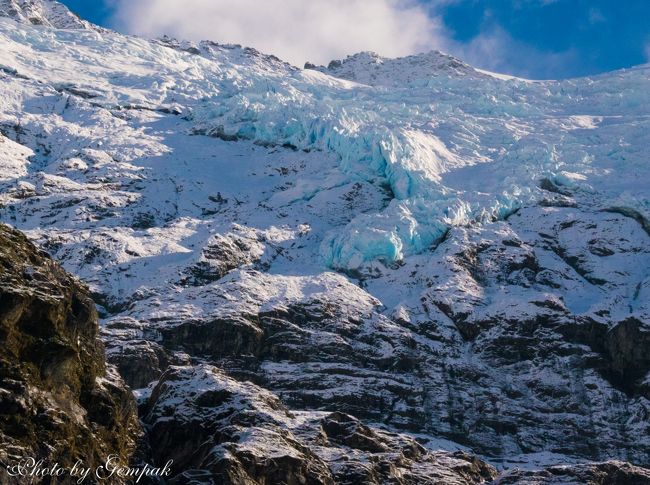  羊や牛の群れに占拠された道が空くのを待ち、道を流れる小川を突っ切って、Rob Roy氷河トラック出発点のRaspberry Flat Car Parkに到着したのは、予定より一時間遅れの９時ちょっと前。遅れたのは、途中の景色の撮影に夢中になり過ぎたせいでもあるが・・・<br />　駐車場のトイレで用を足してからトレッキング開始。どんな絶景が待ち受けているのだろうか・・・