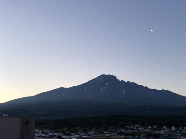 一度は行ってみたかった礼文島と利尻島へ。<br />せっかくなら、「レブンアツモリソウに出会いたい」<br />「苦手なウニを食べれるようにしたい」<br />「車の運転はしたくない」「初めてだから効率よく周りたい」ということで、予定も友人と合わなかったので、一人旅！(о´∀`о)<br />更には、個人手配は飛行機とホテルがなかなか取れず&amp;観光シーズン開始なアレコレ言ってたら予算オーバーなお値段だったので断念して、1人でツアーに参加することに！<br /><br /><br />霧の発生や雨が降りやすいと言われる６月ですが、３日とも無事に利尻山が見られ、<br />初めての利尻島・礼文島を満喫しましたv(*&gt;ω&lt;*)v<br /><br />ちょうど旅の１週間ほど前（５月３０日）に、利尻島でヒグマの足跡やふんが発見され、１０６年ぶりにヒグマが上陸かという驚きのニュースが報じられる中でしたが無事に帰ってこれました。<br /><br />－－－－－－－－－－－－－－－－－－－－－－－<br /><br />今回、参加したのはクラブツーリズムの「レブンアツモリソウに出逢う 利尻島・礼文島３日間」。<br />参加人数２２名の２泊３日間。早めの帰着だったので、羽田発のツアーに参加しました。<br /><br />大まかなツアー行程は、こんな感じです。<br /><br />１日目：６月９日（土）<br /><br />羽田空港集合（9:10） ― 羽田空港（10：00発） ― ANA59便 ― 新千歳空港（11：35着：12：50発） ―<br />ANA4929便 ― 利尻空港（13：40着） ― 姫沼 ― オタトマリ沼 ― 仙法志御崎公園 ― ホテル利尻（17：10）<br /><br />２日目：６月１０日（日）<br />	<br />ホテル利尻（8：30出発）―利尻島鴛泊港（9：20発） ― フェリー（約45分） ― 礼文島香深港（10：05着） <br />― 桃岩展望台（花ガイドと散策）― 海鮮処かふか（昼食：海鮮丼と生ウニ・焼きウニ食べ比べ） <br />― ウニ剥き体験センター ― スコトン岬 ― レブンアツモリソウ群生地 ― 澄海岬 ― 花れぶん（16：15）<br /><br />3日目：６月１１日（月）<br /><br />花れぶん（8：20出発） ― 礼文島香深港（8：45発）― フェリー（約115分）― 稚内港（10：40着）<br />― 北防波堤ドーム（車窓）― 稚内福港市場（土産物店）― ＡＮＡクラウンプラザホテル（昼食：宗谷ランチ）<br />― 宗谷丘陵（車窓）― 宗谷岬 ― 稚内空港（15：30発）― ANA574便 ― 羽田空港（17：25着）<br /><br />－－－－－－－－－－－－－－－－－－－－－－－<br /><br />利尻島から礼文島へ２日目スタート！！