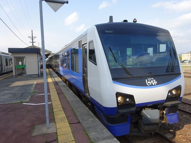 ふと思い立って、新緑のシーズンの青森県津軽地方へ、ローカル私鉄線に乗りに出かけています。<br /><br />午前中に弘前に着いて、そこから弘南鉄道弘南線、五能線、そして津軽鉄道を往復してきました。<br />ここから、もうひとつのローカル私鉄線である、弘南鉄道大鰐線に乗るために弘前に戻ります。<br /><br />そこで、五所川原から五能線に乗るわけですが、昼間の五能線に乗ろうとすると、かなり高い確率で出会うのが「リゾートしらかみ」。<br />要するに、普通列車の本数が少ないだけなのですが…<br /><br />そして、今度の弘前行きも「リゾートしらかみ」号。<br />大昔、これの前身の「ノスタルジックビュートレイン」という列車に乗ったことがあります。<br />時代は流れ、メジャーになりつつあるこの列車に、期せずして乗ることになりました。<br /><br />でも今回って、乗ったうちに入るのかなあ^^;