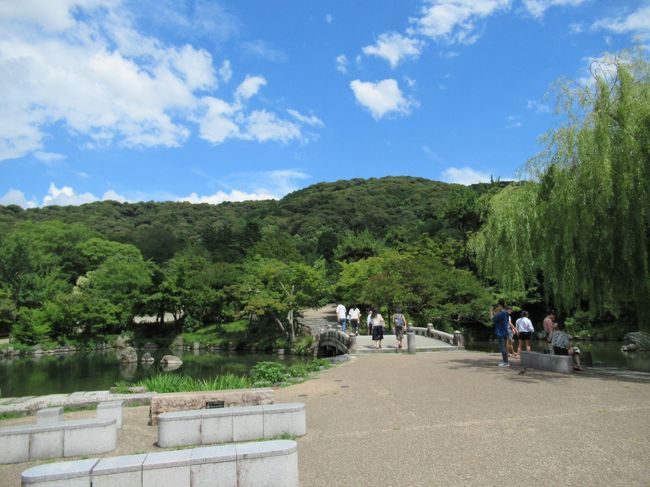 <br />八坂神社を東山方向にひたすら向かうと、将軍塚道という山道に入ります。<br /><br />これは京都一周トレイル東山コースにもなっています。<br /><br />ちょうど雨上がりで、とても蒸し暑くのぼせる感じでした。<br /><br />このコースは、三条の粟田神社の方に出て行きます。<br /><br />下山して程なく、集中豪雨に遭遇。<br /><br />雷も鳴り響き、傘をしていても横殴りの様な暴風雨でした。<br /><br />1時間ほどで雨は止みましたが、全身ずぶ濡れの様子。<br /><br />その後は晴れて、帰宅する頃には乾いている感じです。<br /><br />八坂神社は超有名な観光地ですが、山の手の方まで足を延ばすと、<br /><br />今までとは景色の違う京都が満喫できますので、とてもお薦め致します。<br /><br />八坂神社 http://www.yasaka-jinja.or.jp/<br /><br />京都の情報 https://sites.google.com/site/wonderfulcare1/jouhou-peji<br /><br />京都一周トレイル https://kyoto-gakuren.jp/wp/trail/<br /><br />