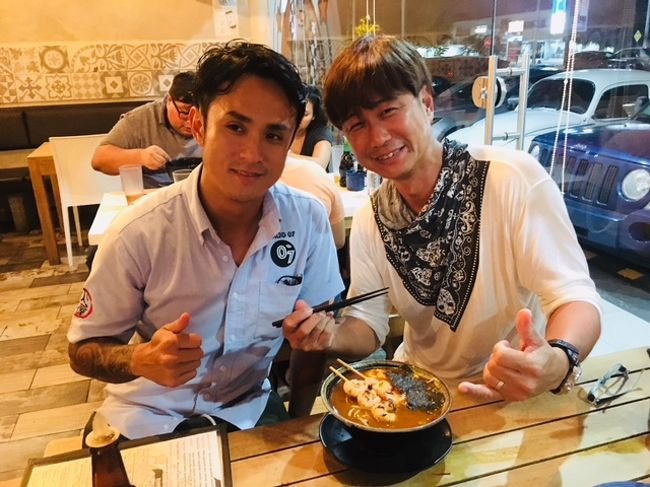 皆様こんにちは!ウォータースポーツカンクンの店長吉田です。今、店長はメリダに仕事で来ています。なんと、明日が選挙というタイミング。なので、選挙の前後日程はどこへ行ってもお酒が飲めません。仕事の後の一杯がご法度という事で、、今日はこの辺りも含めてちょっと書いてみましょうか。<br /><br />なお、本来カンクン戻りは7/2の予定でしたが、日本戦があるので、一泊滞在日程延長して、メリダで観戦してから戻りますよー。ちなみに、試合はTOKIO07のヒロさんの店で観戦の予定です。<br /><br />というわけで、店長日記行ってみましょう!<br /><br />サッカー日本代表が決勝リーグに出場決定した。西野采配については批判的な意見も多いようだ。まぁ、試合を当日シアンカーンのアテンドに出ていたボクは見ることが出来ず、しかも、シアンカーンは電波が届かないこともあり経過もその後の結果も午後遅い時間まで確認が出来なかったので、試合を見ていないボクが何が言えるわけではないけれど、ボクがこの批判の嵐を読んで思った事をちょっと書くよ。<br /><br />まず、メキシコ人の友人からは、とても好意的な賛美をもらった。決勝リーグに出場することが求められる試合で、試合に負けて勝負に勝ったんだから、素晴らしいではないかと。逆に、何で日本人はそんなに自国が決勝に出られたのに批判的なのかと、日本人というのは潔いんだなと笑われた。<br /><br />それで思い出した。そうドーハの悲劇。あの時はロスタイムに同点に追いつかれて決勝進出を逃した。ボクも当時アメリカのスポーツバーで、現地在住の日本人サポーターとその悲劇に出くわした一人だ。あの時はサポーター全員泣いていた。泣きながら、皆が口にしたのが、「何故、パス回しでも何でもして乗り切らなかったんだ!」というものだった。日本のメディアも、同様で、あれは作戦の失敗だと、経験不足の所為だと非難の嵐の中、オフト監督が任期を待たず解任されたと思う。<br /><br />西野監督はドーハ時にはコーチとして経験をしている人だ。堂々と戦った結果がドーハの悲劇を生んだ。決勝リーグに出ることが求められる試合で、今回、もし攻め続けて決勝進出を逃していたら、きっと世間は違う非難をしていたと思うわけで、ボクは西野監督の決断は、経験から学んだ結果を最大限に生かした決断だと考えている。<br /><br />歴史から学ぶという話をボクはここのところ良くしているけど、時に、その決断は世の中の人が求めるものとは違った結論を導き出すことがある。だからこそ、評価は後からついてくるのだし、今回の西野監督の英断は、後世になってこそ評価がされるものだとボクは考えている。<br /><br />特に、これだけネガティブに叩かれたからこそ、次のベルギー戦に勝って日本初、アジア初のベスト8進出を決めれば、西野監督は間違いなくレジェンドになるだろう。よって、ボクは次戦ベルギー戦を実に楽しみにしている次第。<br /><br />因みに、世間では、ベスト8になったら次はブラジルと対戦だと騒いでいるが、、、ひとこと言わせ貰いたい。決勝リーグ初戦のブラジルの相手はメキシコだということを。。。既に負けることが前提に話が進んでいるようですが、メキシコ、、、応援よろしくお願いします(苦笑)<br /><br />さて、そんなボクは7/3までメリダに出張って来ている。このブログもメリダの滞在先で書いている。そして、明日7月1日は、なんとメキシコの大統領選挙だ。よって、本日6月30日から7月2日の午前中一杯は、LEY SECAといって、お酒が全面禁止となる。<br /><br />仕事で来ているとはいえ、仕事の後の一杯がご法度という事で、ちとテンションは下がり気味だが、何故投票日の前後にお酒が禁止になるのか?<br /><br />皆さん、不思議に思うでしょう?<br /><br />日本では少なくともそんな国が投票日の前後の日程を禁酒にするなんて話、、、聞いたことがないからね。<br /><br />なんで、メキシコは投票日の前後に禁酒になるのか。。。<br /><br />それは、選挙に絡んでの暴動や抗争を抑止するのが目的という事で。。。<br /><br />日本と違ってメキシコは政治家の権力が絶大で、誰が知事になるかで利害関係ががらりと入れ替わるすさまじい権力構造が潜んでいて、もう、選挙前になると犯罪が増えるのもそうだし、実際、本日もヤフーニュースにもなっていたけど、今回はメキシコ始まって以来の初めての一括選挙ということで、大統領選から、上下院選挙、州知事から市長選まで全て一気に行うという史上最大の選挙になることもあり、既に122名の候補者が殺害されている状態(汗)<br /><br />そもそも、選挙の結果で自らの生活までが180度変わってしまう為、皆、この選挙には命を賭けるくらい真剣だったりする。大体、知事が変わると市庁舎の職員が全員入れ替わるとまで言われる世界だから、そりゃぁ真剣にもなるわけで。。。結果、酒飲んで喧嘩や暴動を予防する為に、投票日前後は禁酒となる次第(苦笑)<br /><br />しかし、今回は初の左派政党になる可能性がほぼ確実視されている状態で、世界でもメキシコの地政学リスクが大きく報じられている。メキシコの大統領選ってのは、過去にボクも二回カンクン移住して来てから経験しているわけだけれど、本当に、がらっと変わる。<br /><br />日本のようにどこが政権をとっても一緒。。。という事は「絶対にない」<br /><br />だからこそ、左派政党という事で、とても心配もしている。しかも、今回は一括選挙で、上下院まで左派政党が単独で過半数を取りそうな勢いだ。今までなら、大統領選の後、時期をずらして上下院選挙となったので、根回しやら票まとめなど、、、他の政党が議会での大統領の権限を弱めるべく工作も可能だったが、今回のように一気に全部やってしまう場合、こうした工作が出来ないので、それこそ、メキシコと言う国がポピュリズム政党に牛耳られてしまうリスクが非常に高まっている。しかも、オブラドール代表はトランプと犬猿の仲なんだよね。。。(汗)<br /><br />この辺り、書き始めるとまた長くなるので、とりあえず、明日の選挙結果を静かにまって、その後のメキシコを見守っていきたいと思う。<br /><br />さて、そんな本日6月30日。パナマ帽を仕入れに回る。連絡はしているけれど、良いモノ入ると良いな。。。<br /><br />皆様の素敵な一日を祈って!<br /><br />店長吉田より<br /><br />PS.<br />今回の写真はメリダに出張前日6/28にご案内したシアンカーンからアップしてみます。他のツアーの写真など、弊社HPに大量アップするので、また見てください。<br /><br />PS2. パナマ帽仕入れ、、、覚悟はしていたが、本日は成果ほぼなし。。。連絡を入れていた仕入先を回ったがどこにもグレード3の良いものが入っておらず、通常版のグレード2しか仕入れられなかった。。。しかも、たった20本だ。。。明日は生産地を回って農家から直接仕入れに行く。。。レポート書きますが、いいものが入るように祈っていてください。。。<br />