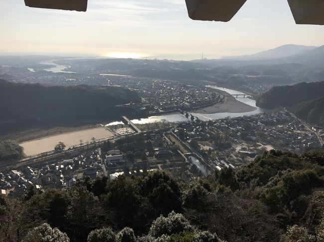 岩徳線西岩国駅が錦帯橋・岩国城跡への最寄り駅。<br />錦帯橋までは、旧街道を歩き、城下町町跡の古い町並みを見ながら、徒歩15分程。<br /><br />西岩国駅は無人駅だったが、西洋風建築物の駅舎は鉄道遺産だ。<br /><br />錦帯橋入口で、錦帯橋入橋料（300円）・岩国城入場料（260円）・ロープウェイ往復（550円）がセットになったセット券を購入。940円也。<br /><br />錦帯橋を渡ると吉香公園。<br />吉香公園からロープウェイを利用して岩国城跡へ。<br /><br />岩国城跡は、史実とは異なる場所に模擬天守閣が建てられ、観光用の展望台としか思えない。<br />天守閣からの風景は、錦川に架かる錦帯橋・岩国市内、後方には瀬戸内海と島々が望めた。<br /><br />城跡としては見所が乏しい。錦帯橋を見・渡る事こそが、ここの観光価値と感じる。追加。西岩国駅を見る事も。