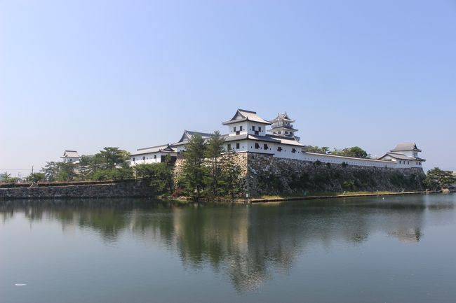 今回の四国旅行の3日目最終日は、今治城と松山城を見に行きました。<br />藤堂高虎ゆかりの今治城、江戸時代からの天守が残る松山城。<br />いずれも「名城」と言える城です。<br />天気も良かったので、青空にお城が映えていました。