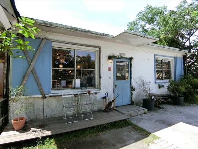 「外人住宅」の家屋をリノベーションしたお店が多くあるフォトジェニックな街並の港川ステイツサイドタウンへ。<br />表紙はカフェ。<br />