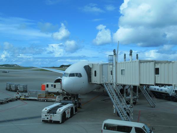 梅雨明けの沖縄へ（１９）【終】ＪＡＬ空旅で羽田へ、ゆいレール京急ラッピング車も